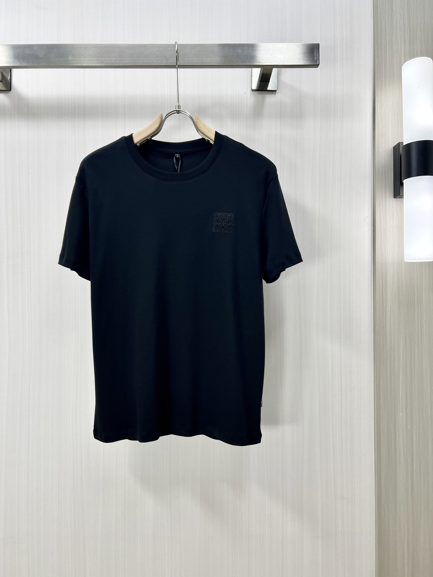 NO:140092,.LOEWE Luo Yiwei high-end fabric 2025 spring and summer new product is launched in a fashionable and classic round neck short-sleeved fashion item design, more fashionable and comfortable, high-standard customization, very stylish upper body, classic LOGO pattern on the chest brand customer-supplied auxiliary materials, customer-supplied imported high-end fabric with very delicate texture, exquisite details and exquisite craftsmanship, extremely shaping item, can be matched with any fashion, super good style, a must-have item for trendy men LU counter size: M-4xl shipped the next day!  ,loewe,loewe,T-shirt,alexander wang19860909.LOEWE 罗意威 高定面料 2025春夏新品上市时尚经典圆领短袖时尚单品设计,更加时尚舒适,高标准定制,上身非常有型,胸前品牌经典LOGO 图案 客供辅料,客供进口高档面料质感非常细腻,细节工艺精湛考究,塑造性极高的一款单品,任何时装都可以搭配,版型超级好 潮男必备单品 LU专柜尺码:M-4xl 隔天出货！,,loewe,loewe,T-shirt,alexander wang,Men's clothing