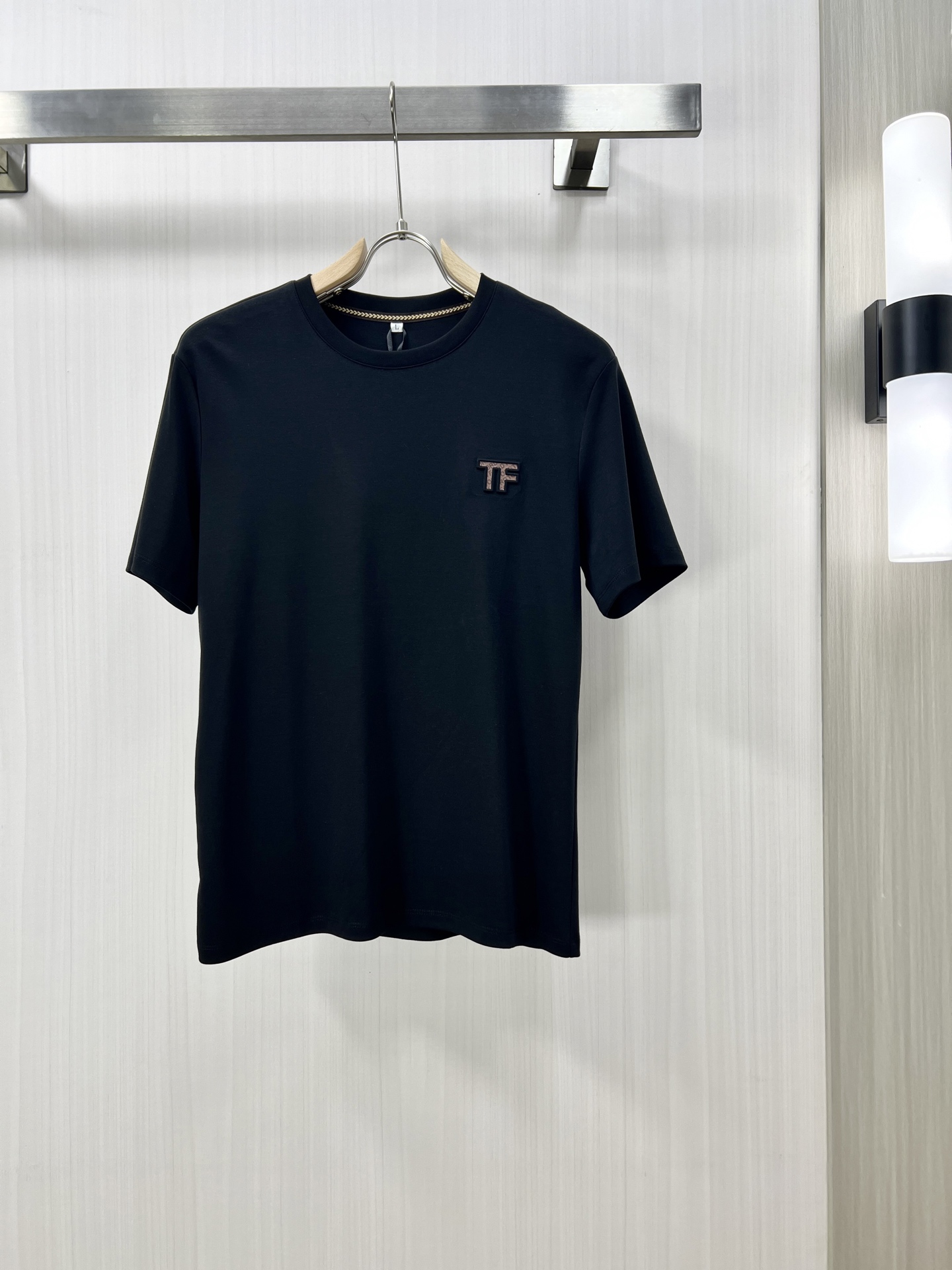 NO:140095,.TOM FORD High-end fabric 2025 spring and summer new products are launched in the market, fashionable classic round neck short-sleeved fashion item design, more fashionable and comfortable, high-standard customization, very stylish upper body, classic LOGO pattern on the chest brand customer-supplied auxiliary materials, customer-supplied imported high-end fabric with very delicate texture, exquisite details and exquisite craftsmanship, extremely shaping item, can be matched with any fashion, super good style, a must-have item for trendy men LU counter size: M-4xl shipped the next day!  ,,tom ford,T-shirt,alexander wang19860909.TOM FORD 高定面料 2025春夏新品上市时尚经典圆领短袖时尚单品设计,更加时尚舒适,高标准定制,上身非常有型,胸前品牌经典LOGO 图案 客供辅料,客供进口高档面料质感非常细腻,细节工艺精湛考究,塑造性极高的一款单品,任何时装都可以搭配,版型超级好 潮男必备单品 LU专柜尺码:M-4xl 隔天出货！,,tom ford,T-shirt,alexander wang,Men's clothing