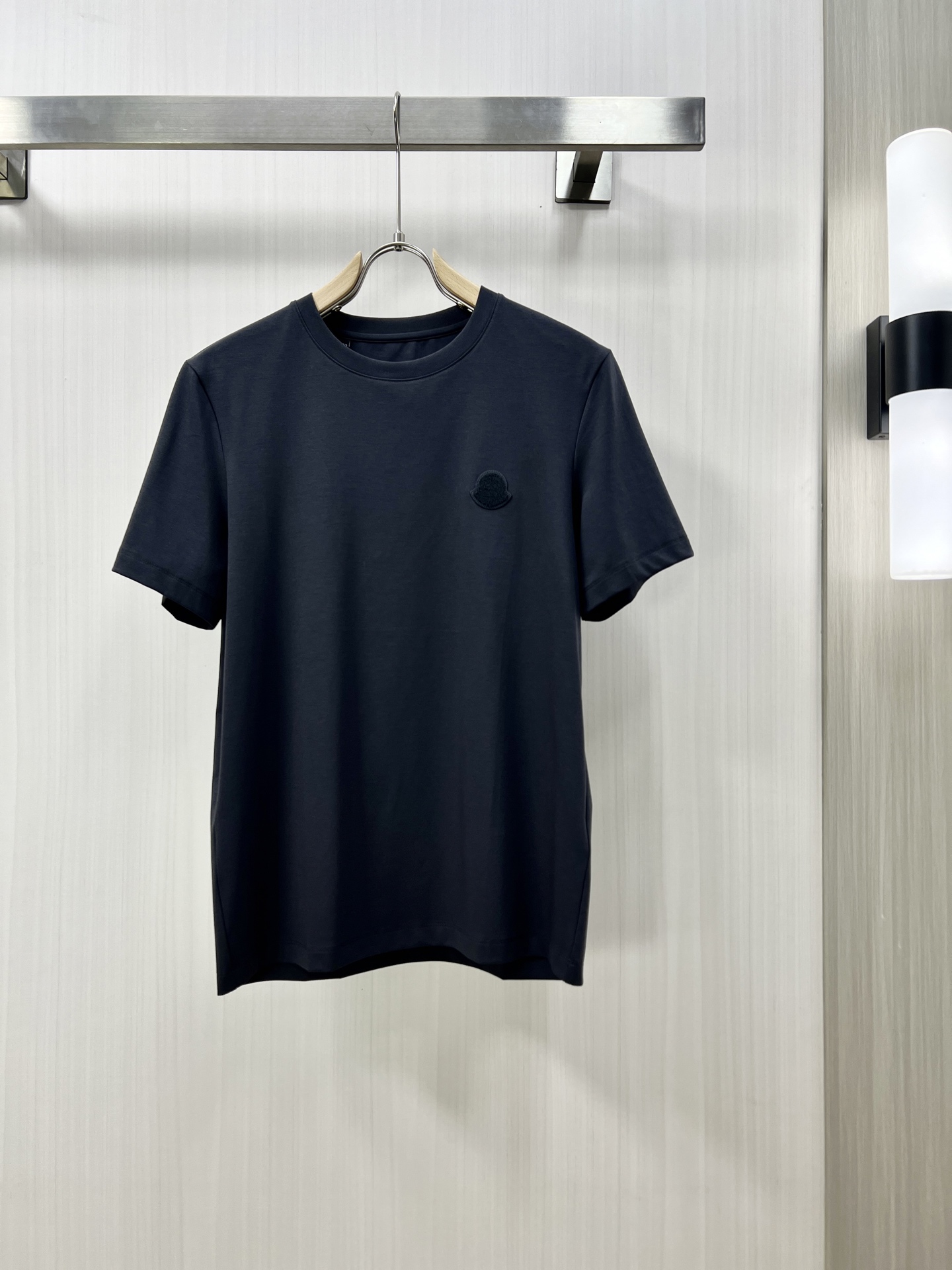 NO:149901,.MONCLER 2025 spring and summer new product fashionable round neck short sleeve high-end custom versatile style. The counter classic element design is more practical. Anyone can easily control it. The fabric is fully customized craftsmanship. The luxury brand classic brand letter logo design is very high-end and those who understand the goods must enter!  The style and tailoring are slim styles, which are very exquisite, showing aura and highlighting the exquisiteness of business men. This is the unique feature, the right slim fit, and the upper body effect is very good!  DT counter size 48-58, christian louboutin, Moncler, T-shirt, alexander wang19860909.MONCLER 蒙口 2025春夏新品时尚圆领短袖高级定制百搭款式 专柜经典元素设计 更有实用感 任何人都可以轻松驾驭 面料全订制工艺 奢华品牌经典品牌字母logo设计,非常显档次懂货的必须入！版型剪裁属于修身款 非常精致,显气场,又会凸显商务男士的精致,这就是独到之处,恰到好处的修身,上身效果非常赞！DT专柜尺码48-58,,christian louboutin,Moncler,T-shirt,alexander wang,Men's clothing