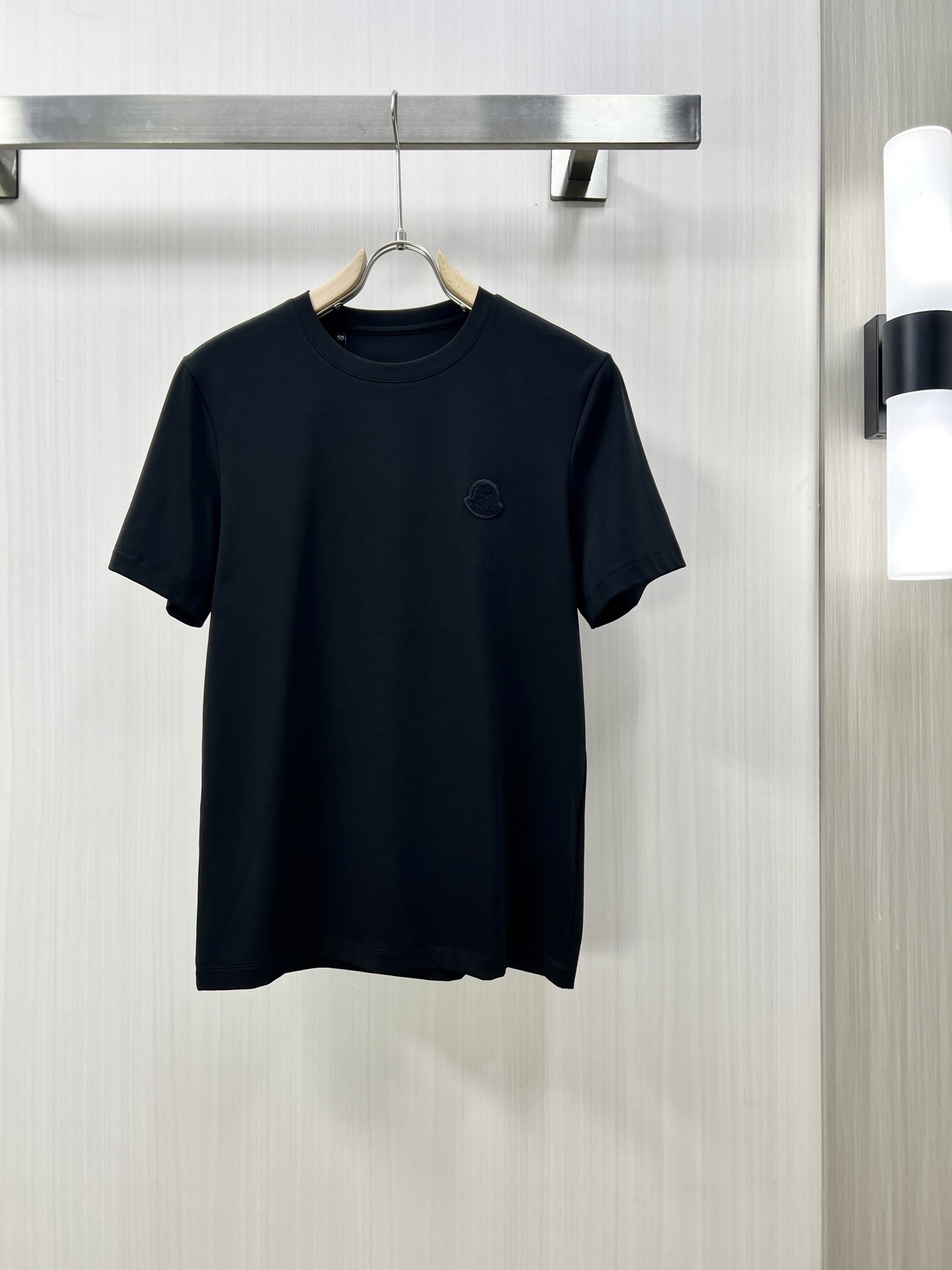 NO:145099,.MONCLER 2025 spring and summer new product fashionable round neck short sleeve high-end custom versatile style. The counter classic element design is more practical. Anyone can easily control it. The fabric is fully customized craftsmanship. The luxury brand classic brand letter logo design is very high-end and those who understand the goods must enter!  The style and tailoring are slim styles, which are very exquisite, showing aura and highlighting the exquisiteness of business men. This is the unique feature, the right slim fit, and the upper body effect is very good!  DT counter size 48-58, christian louboutin, Moncler, T-shirt, alexander wang19860909.MONCLER 蒙口 2025春夏新品时尚圆领短袖高级定制百搭款式 专柜经典元素设计 更有实用感 任何人都可以轻松驾驭 面料全订制工艺 奢华品牌经典品牌字母logo设计,非常显档次懂货的必须入！版型剪裁属于修身款 非常精致,显气场,又会凸显商务男士的精致,这就是独到之处,恰到好处的修身,上身效果非常赞！DT专柜尺码48-58,,christian louboutin,Moncler,T-shirt,alexander wang,Men's clothing