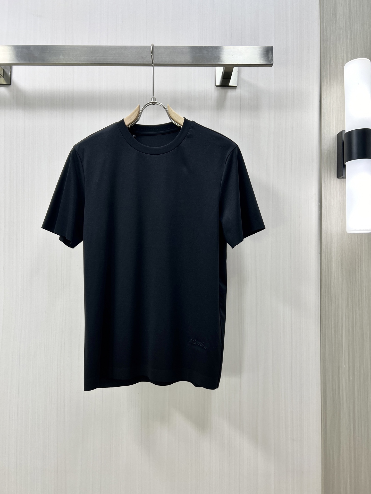 NO:145107,.LP Spring and summer new products, fashionable round neck short sleeves, high-end customization and versatile style, classic counter element design, more practical, anyone can easily control the fabric, full customization process, luxury brand classic brand letter logo design, very high-end those who understand goods must enter!  The style and tailoring are slim styles, which are very exquisite, showing aura and highlighting the exquisiteness of business men. This is the unique feature, the right slim fit, and the upper body effect is very good!  DT counter size 48-58, loro piana, T-shirt, alexander wang19860909.LP 春夏新品时尚圆领短袖高级定制百搭款式 专柜经典元素设计 更有实用感 任何人都可以轻松驾驭 面料全订制工艺 奢华品牌经典品牌字母logo设计,非常显档次懂货的必须入！版型剪裁属于修身款 非常精致,显气场,又会凸显商务男士的精致,这就是独到之处,恰到好处的修身,上身效果非常赞！DT专柜尺码48-58,,loro piana,T-shirt,alexander wang,Men's clothing