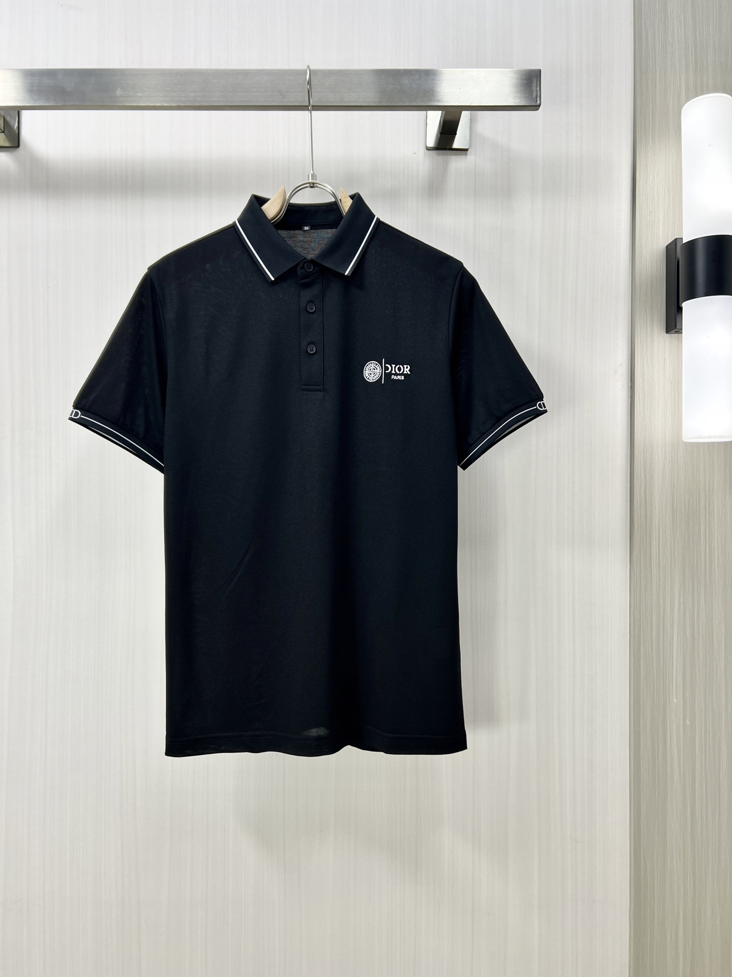 NO:145122,.DIOR 2025 spring and summer new men's lapel Polo shirt short-sleeved T-shirt is released simultaneously on the counter. Simple, fashionable and versatile, high-end quality, chest brand logo design, lapel specific knitted flat feet, perfect color blocking, customized imported double-strand mercerized bead floor cotton fabric, comfortable to wear, breathable, high grade and very textured, fashionable and casual!  Original single production F code number M-3XL, dior, T-shirt,tees, t-shirt,alexander wang19860909.DIOR 2025春夏新款男士翻领Polo衫短袖T恤 柜台同步发售 简洁时尚百搭 高端品质 胸前品牌logo设计 翻领特定针织平整收脚,完美拼色,定制进口双股丝光珠地棉面料 穿着舒适 透气 档次高很有质感 时尚又休闲！原单出品F码数M-3XL,,dior,T-shirt,tees，t-shirt,alexander wang,Men's clothing