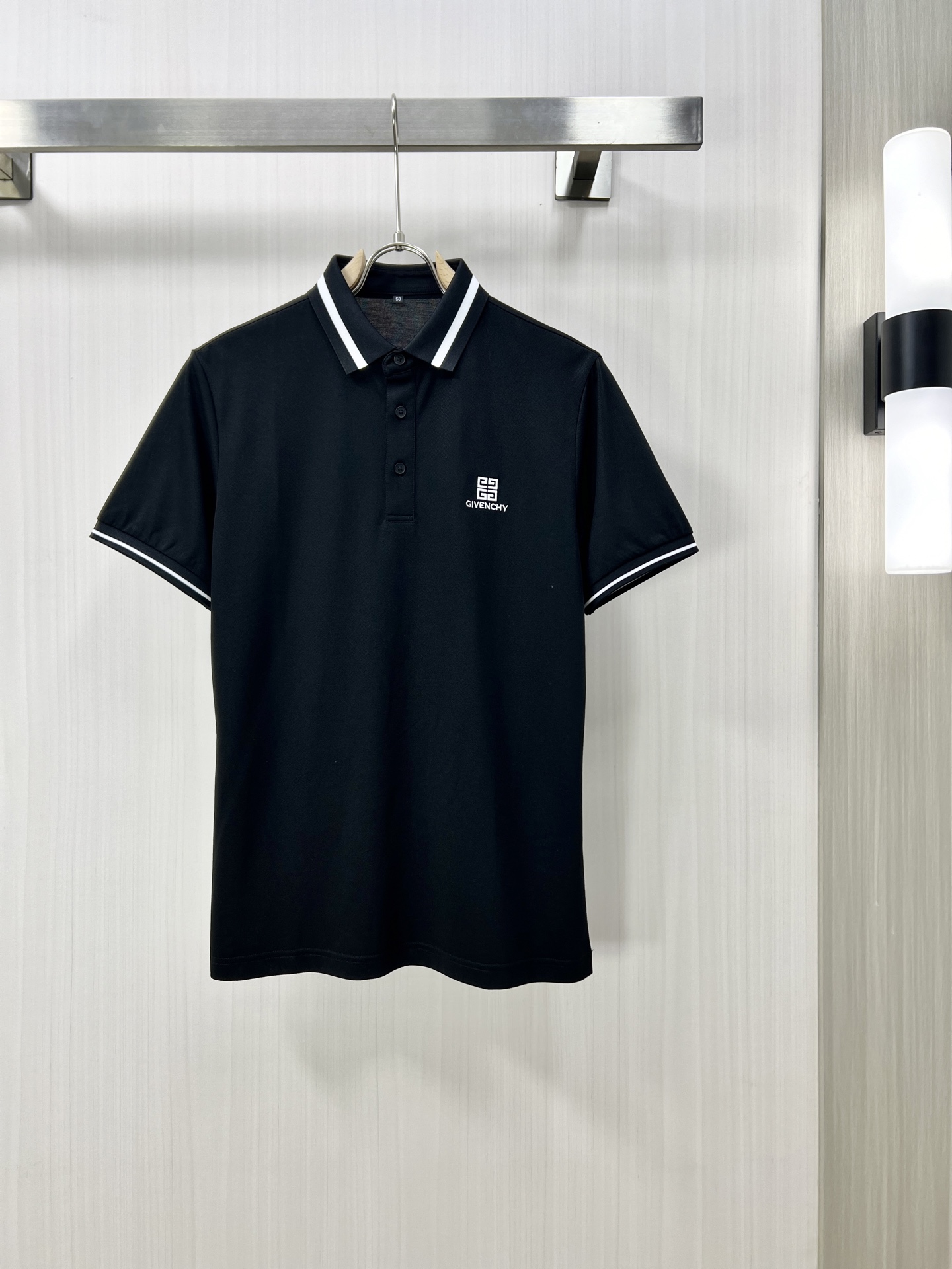 NO:145072,.GIVENCHY Givenchy 2025 spring and summer new men's lapel Polo shirt short-sleeved T-shirt is released simultaneously on the counter. Simple, fashionable and versatile, high-end quality, chest brand logo design, lapel specific knitted flat feet, perfect color matching, customized imported double-strand mercerized bead floor cotton fabric, comfortable to wear, breathable, high grade and very textured, fashionable and casual!  Original single production F code number M-3XL, given, given, given, T-shirt, tees, t-shirt, alexander wang19860909.GIVENCHY 纪梵希 2025春夏新款男士翻领Polo衫短袖T恤 柜台同步发售 简洁时尚百搭 高端品质 胸前品牌logo设计 翻领特定针织平整收脚,完美拼色,定制进口双股丝光珠地棉面料 穿着舒适 透气 档次高很有质感 时尚又休闲！原单出品F码数M-3XL,,givenchy,givenchy,T-shirt,tees，t-shirt,alexander wang,Men's clothing