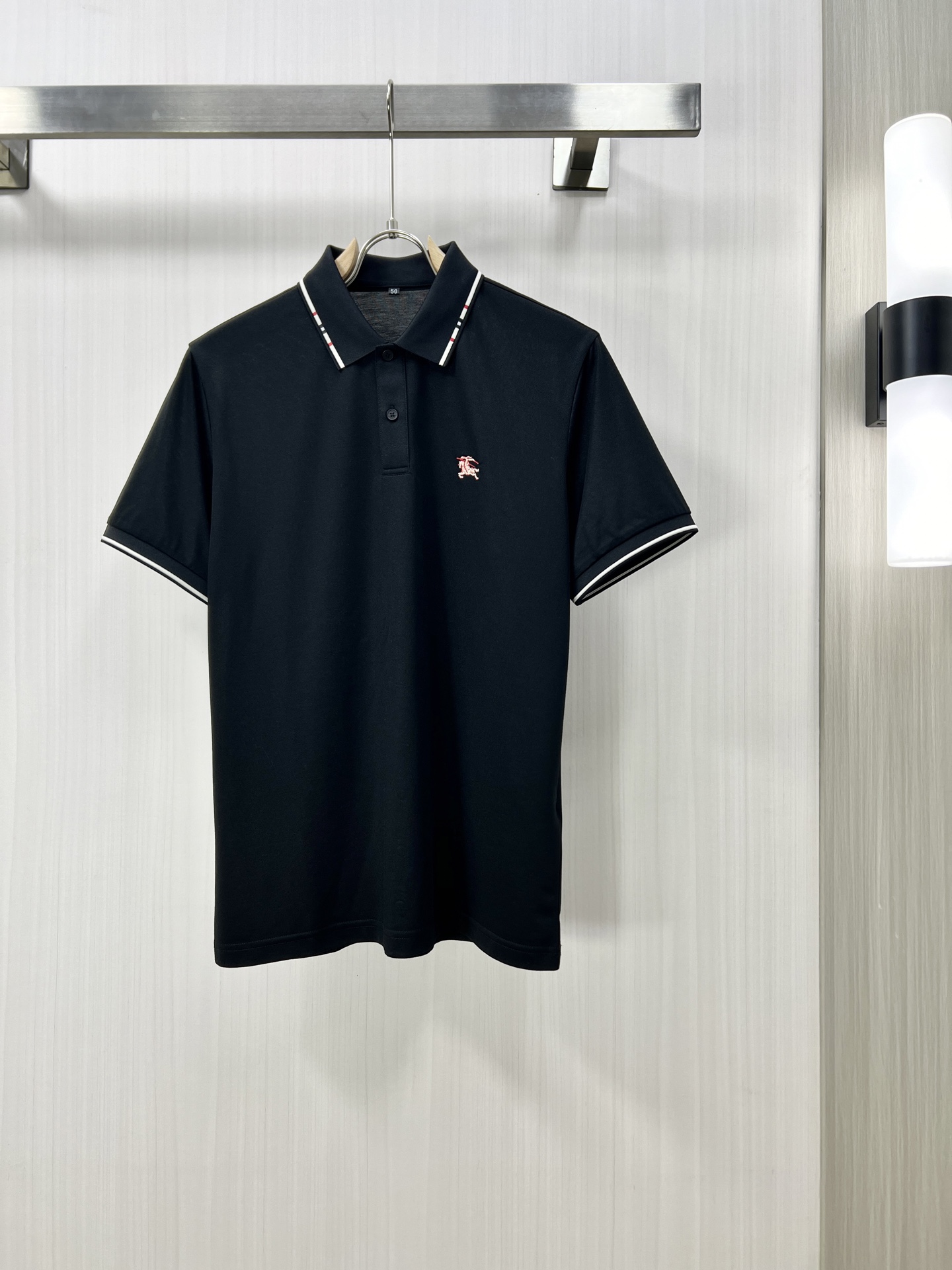 NO:145081,.BURBERRY 2025 spring and summer new men's lapel Polo shirt short-sleeved T-shirt is released simultaneously on the counter. Simple, fashionable and versatile, high-end quality, chest brand logo design, lapel specific knitted flat feet, perfect color blocking, customized imported double-strand mercerized bead floor cotton fabric, comfortable to wear, breathable, high grade and very textured, fashionable and casual!  Original single production F code M-3XL, burberry, burberry, T-shirt, tees, t-shirt, alexander wang19860909.BURBERRY 巴宝莉 2025春夏新款男士翻领Polo衫短袖T恤 柜台同步发售 简洁时尚百搭 高端品质 胸前品牌logo设计 翻领特定针织平整收脚,完美拼色,定制进口双股丝光珠地棉面料 穿着舒适 透气 档次高很有质感 时尚又休闲！原单出品F码数M-3XL,,burberry,burberry,T-shirt,tees，t-shirt,alexander wang,Men's clothing