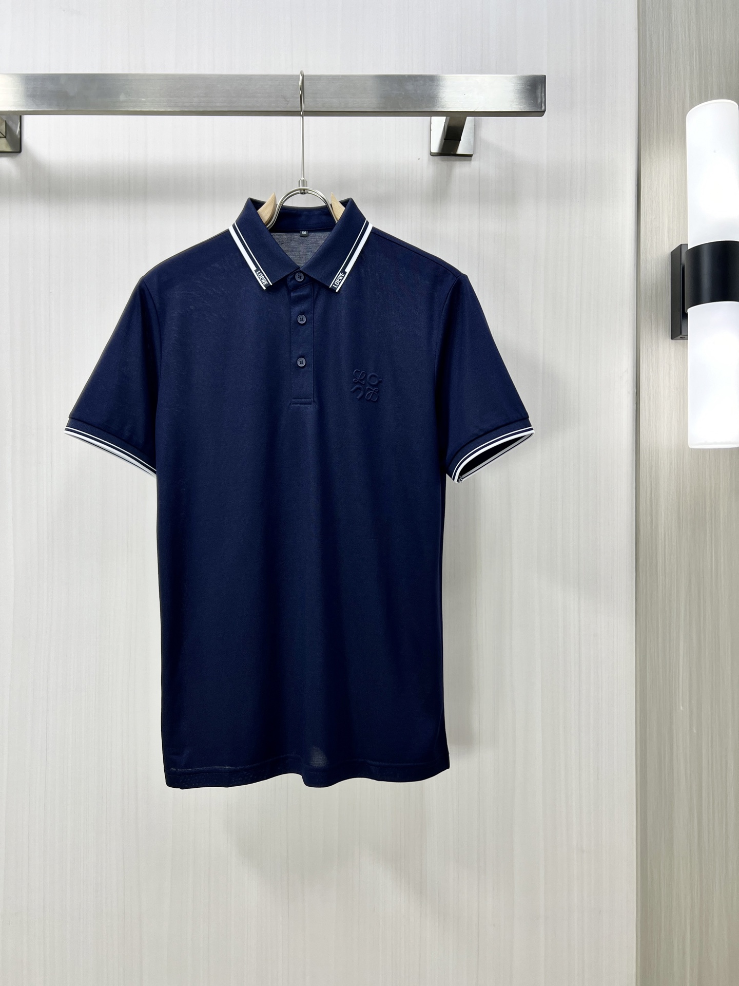 NO:145086,.LOEWE 2025 spring and summer new men's lapel Polo shirt short-sleeved T-shirt is released simultaneously on the counter. Simple, fashionable and versatile, high-end quality, chest brand logo design, lapel specific knitted flat feet, perfect color blocking, customized imported double-strand mercerized bead floor cotton fabric, comfortable to wear, breathable, high grade and very textured, fashionable and casual!  Original single production F code number M-3XL, loewe, loewe, T-shirt, tees, t-shirt, alexander wang19860909.LOEWE 罗意威 2025春夏新款男士翻领Polo衫短袖T恤 柜台同步发售 简洁时尚百搭 高端品质 胸前品牌logo设计 翻领特定针织平整收脚,完美拼色,定制进口双股丝光珠地棉面料 穿着舒适 透气 档次高很有质感 时尚又休闲！原单出品F码数M-3XL,,loewe,loewe,T-shirt,tees，t-shirt,alexander wang,Men's clothing