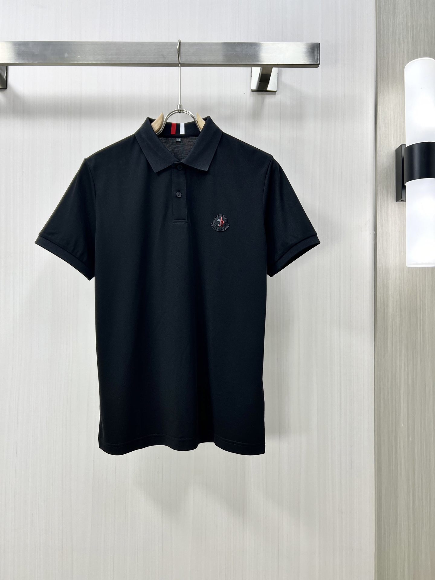 NO:145093,.MONCLER 2025 Spring and Summer New Men's Lapel Polo Shirt Short-sleeved T-shirt is released simultaneously on the counter. Simple, fashionable and versatile. High-end quality. Brand logo design on the chest. Lapel specific knitted flat feet, perfect color blocking, customized imported double-strand mercerized bead floor cotton fabric. Comfortable to wear, breathable, high grade and very textured, fashionable and casual!  Original single production F code number M-3XL, christian louboutin, Moncler, T-shirt, tees, t-shirt, alexander wang19860909.MONCLER 蒙口 2025春夏新款男士翻领Polo衫短袖T恤 柜台同步发售 简洁时尚百搭 高端品质 胸前品牌logo设计 翻领特定针织平整收脚,完美拼色,定制进口双股丝光珠地棉面料 穿着舒适 透气 档次高很有质感 时尚又休闲！原单出品F码数M-3XL,,christian louboutin,Moncler,T-shirt,tees，t-shirt,alexander wang,Men's clothing