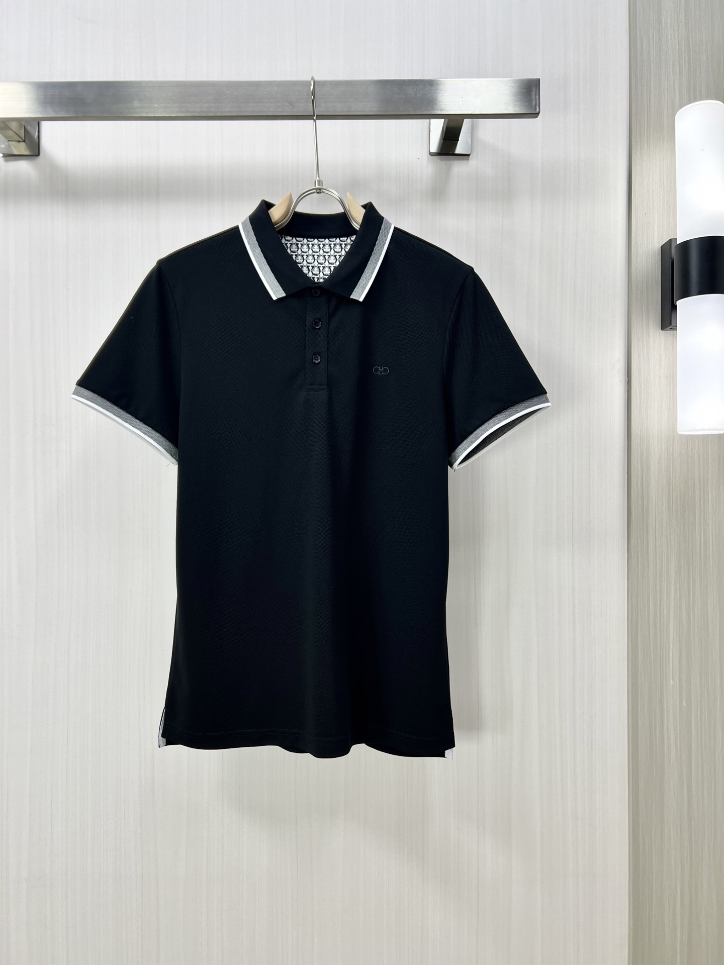 NO:145108,.Ferragamo 2025 spring and summer new men's lapel Polo shirt short-sleeved T-shirt is released simultaneously on the counter. Simple, fashionable and versatile, high-end quality, chest brand logo design, lapel specific knitted flat feet, perfect color blocking, customized imported double-strand mercerized bead floor cotton fabric, comfortable to wear, breathable, high grade and very textured, fashionable and casual!  Original single production J code number M-3XL, ferragamo, ferragamo, T-shirt, tees, t-shirt, alexander wang19860909.Ferragamo 菲拉格慕 2025春夏新款男士翻领Polo衫短袖T恤 柜台同步发售 简洁时尚百搭 高端品质 胸前品牌logo设计 翻领特定针织平整收脚,完美拼色,定制进口双股丝光珠地棉面料 穿着舒适 透气 档次高很有质感 时尚又休闲！原单出品J码数M-3XL,,ferragamo,ferragamo,T-shirt,tees，t-shirt,alexander wang,Men's clothing