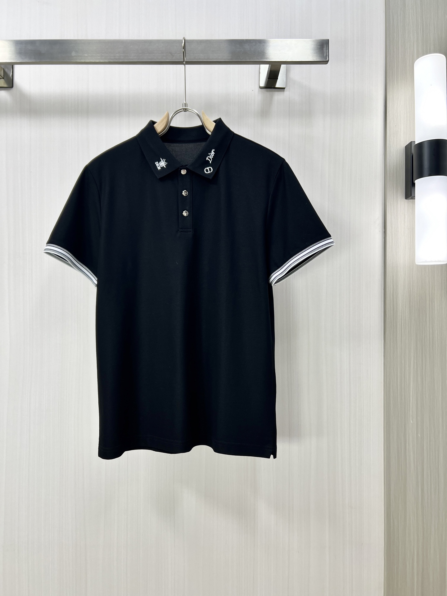 NO:145124,.DIOR 2025 spring and summer new men's lapel Polo shirt short-sleeved T-shirt is released simultaneously on the counter. Simple, fashionable and versatile, high-end quality, chest brand logo design, lapel specific knitted flat feet, perfect color blocking, customized imported double-strand mercerized bead floor cotton fabric, comfortable to wear, breathable, high grade and very textured, fashionable and casual!  Original single production J code number M-3XL, dior, dior, T-shirt, tees, t-shirt, alexander wang19860909.DIOR 迪奥 2025春夏新款男士翻领Polo衫短袖T恤 柜台同步发售 简洁时尚百搭 高端品质 胸前品牌logo设计 翻领特定针织平整收脚,完美拼色,定制进口双股丝光珠地棉面料 穿着舒适 透气 档次高很有质感 时尚又休闲！原单出品J码数M-3XL,,dior,dior,T-shirt,tees，t-shirt,alexander wang,Men's clothing