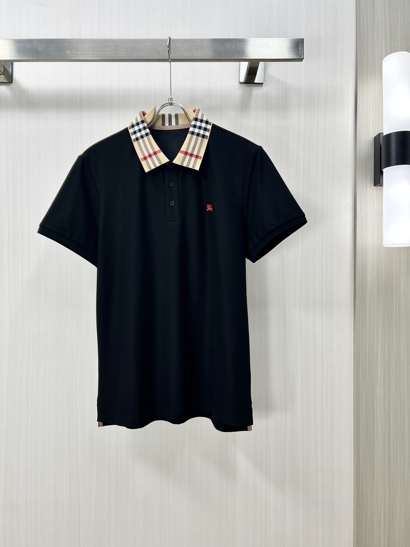 NO:145131,.BURBERRY 2025 spring and summer new men's lapel Polo shirt short-sleeved T-shirt is released simultaneously on the counter. Simple, fashionable and versatile, high-end quality, chest brand logo design, lapel specific knitted flat feet, perfect color blocking, customized imported double-strand mercerized bead floor cotton fabric, comfortable to wear, breathable, high grade and very textured, fashionable and casual!  Original single production J code number M-3XL, burberry, burberry, T-shirt, tees, t-shirt, alexander wang19860909.BURBERRY 巴宝莉 2025春夏新款男士翻领Polo衫短袖T恤 柜台同步发售 简洁时尚百搭 高端品质 胸前品牌logo设计 翻领特定针织平整收脚,完美拼色,定制进口双股丝光珠地棉面料 穿着舒适 透气 档次高很有质感 时尚又休闲！原单出品J码数M-3XL,,burberry,burberry,T-shirt,tees，t-shirt,alexander wang,Men's clothing