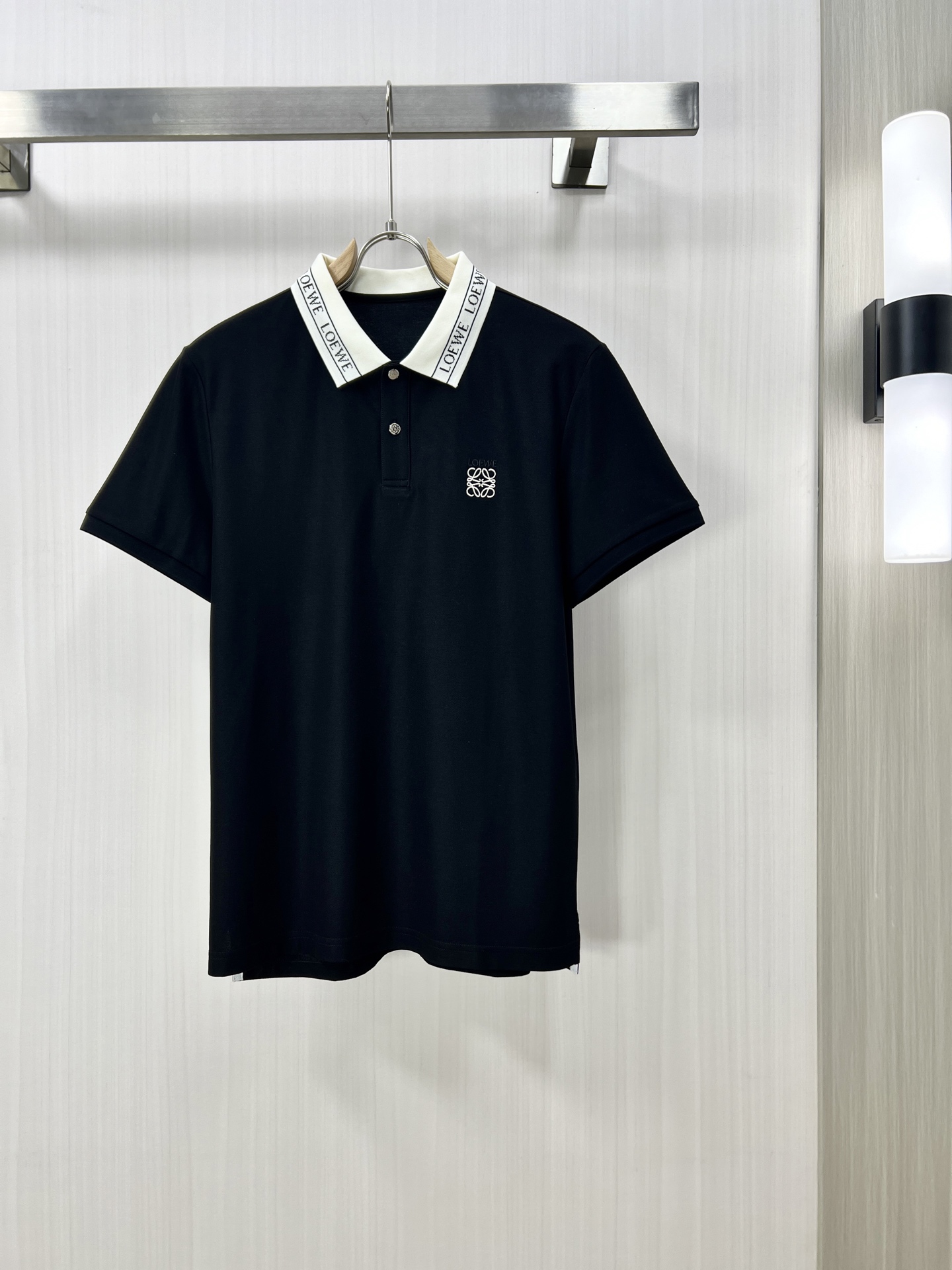 NO:145145,.LOEWE 2025 spring and summer new men's lapel Polo shirt short-sleeved T-shirt is released simultaneously on the counter. Simple, fashionable and versatile, high-end quality, chest brand logo design, lapel specific knitted flat feet, perfect color blocking, customized imported double-strand mercerized bead floor cotton fabric, comfortable to wear, breathable, high grade and very textured, fashionable and casual!  Original single production J code number M-3XL, loewe, loewe, T-shirt, tees, t-shirt, alexander wang19860909.LOEWE 罗意威 2025春夏新款男士翻领Polo衫短袖T恤 柜台同步发售 简洁时尚百搭 高端品质 胸前品牌logo设计 翻领特定针织平整收脚,完美拼色,定制进口双股丝光珠地棉面料 穿着舒适 透气 档次高很有质感 时尚又休闲！原单出品J码数M-3XL,,loewe,loewe,T-shirt,tees，t-shirt,alexander wang,Men's clothing