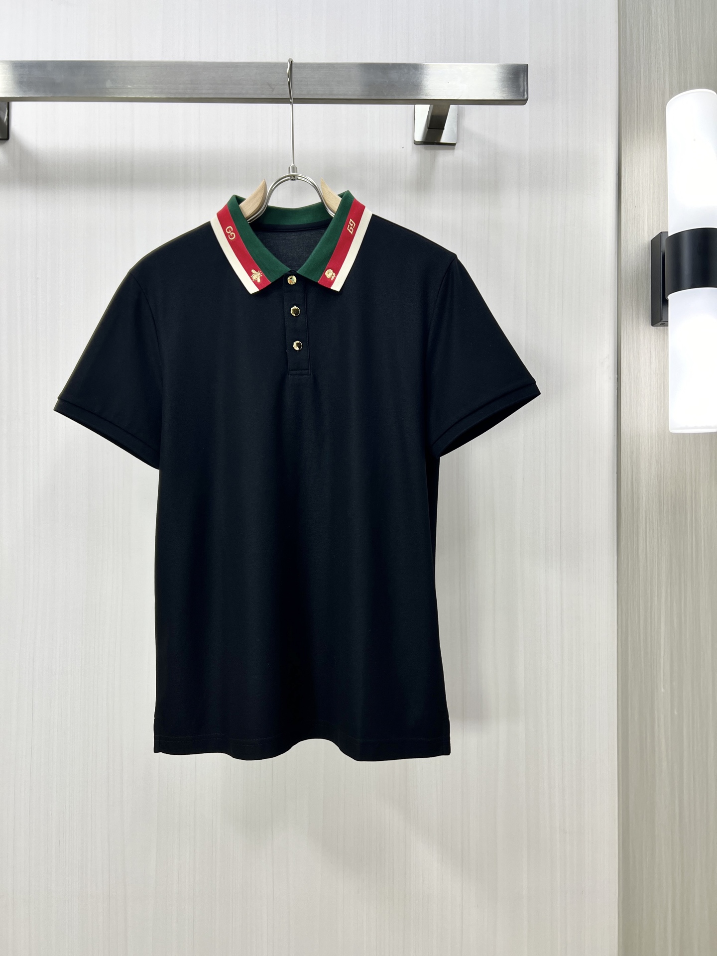 NO:145152,.GUCCI Guqi 2025 spring and summer new men's lapel Polo shirt short-sleeved T-shirt is released simultaneously on the counter. Simple, fashionable and versatile, high-end quality, chest brand logo design, lapel specific knitted flat feet, perfect color blocking, customized imported double-strand mercerized bead floor cotton fabric, comfortable to wear, breathable, high grade and very textured, fashionable and casual!  Original single production J code number M-3XL, gucci, T-shirt, tees, t-shirt, alexander wang19860909.GUCCI 古奇 2025春夏新款男士翻领Polo衫短袖T恤 柜台同步发售 简洁时尚百搭 高端品质 胸前品牌logo设计 翻领特定针织平整收脚,完美拼色,定制进口双股丝光珠地棉面料 穿着舒适 透气 档次高很有质感 时尚又休闲！原单出品J码数M-3XL,,gucci,T-shirt,tees，t-shirt,alexander wang,Men's clothing