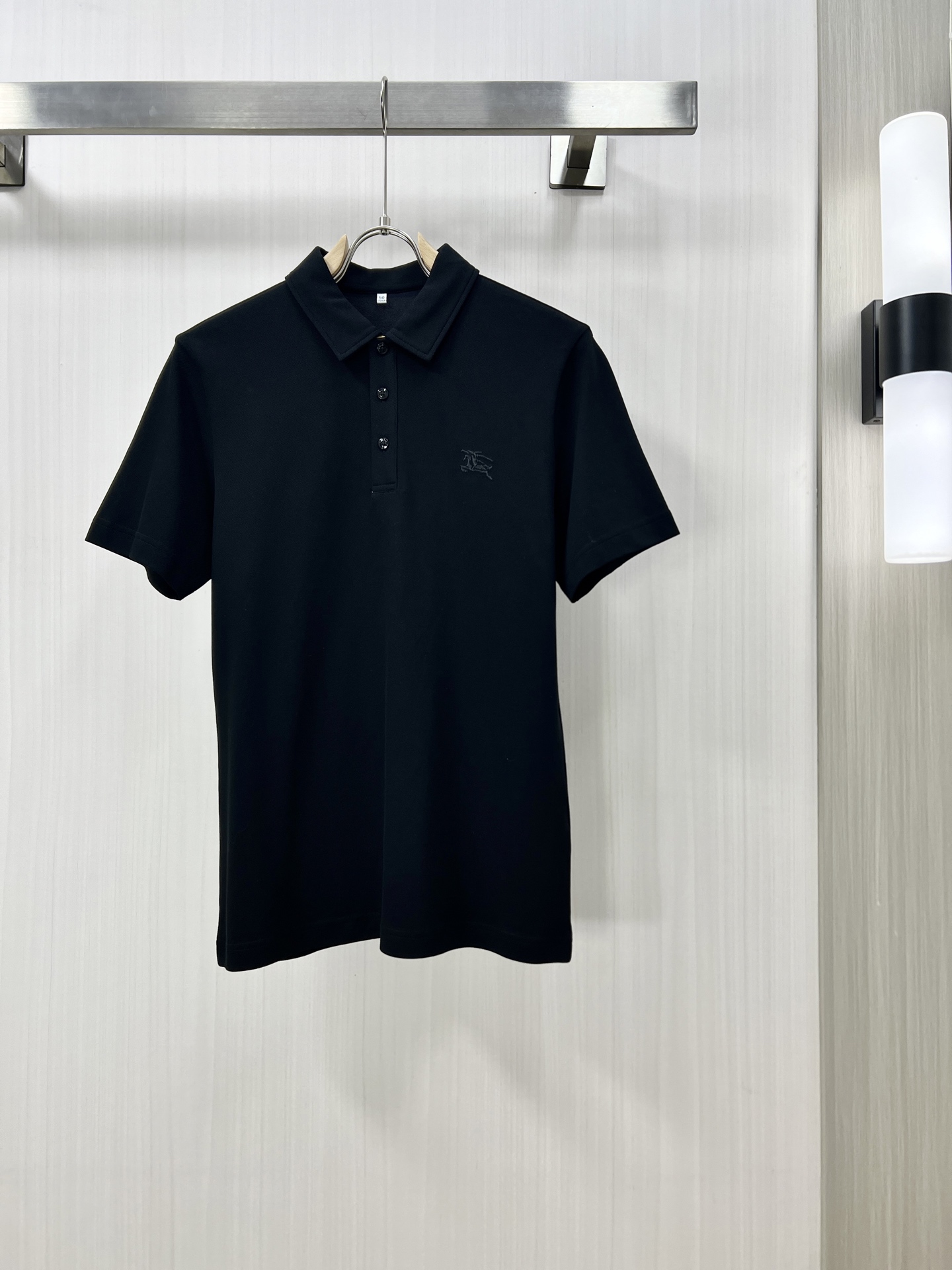 NO:155733,.BURBERRY 2025 spring and summer new men's lapel Polo shirt short-sleeved T-shirt is released simultaneously on the counter. Simple, fashionable and versatile, high-end quality, chest brand logo design, lapel specific knitted flat feet, perfect color blocking, customized imported double-strand mercerized bead floor cotton fabric, comfortable to wear, breathable, high grade and very textured, fashionable and casual!  Original single production D code number M-4XL, burberry, burberry, T-shirt, tees, t-shirt, alexander wang19860909.BURBERRY 巴宝莉 2025春夏新款男士翻领Polo衫短袖T恤 柜台同步发售 简洁时尚百搭 高端品质 胸前品牌logo设计 翻领特定针织平整收脚,完美拼色,定制进口双股丝光珠地棉面料 穿着舒适 透气 档次高很有质感 时尚又休闲！原单出品 D码数M-4XL,,burberry,burberry,T-shirt,tees，t-shirt,alexander wang,Men's clothing