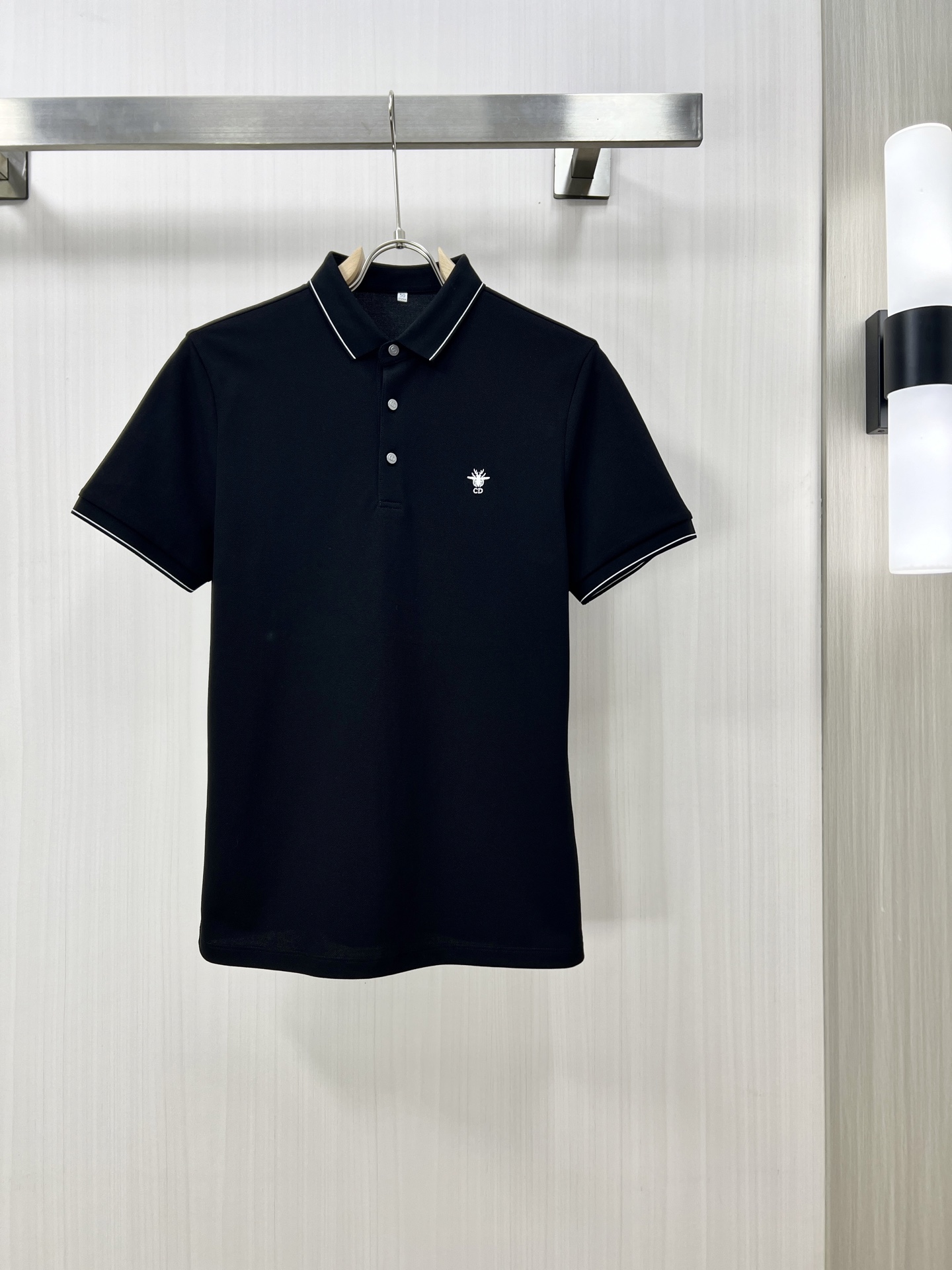 NO:155738,.DIOR 2025 spring and summer new men's lapel Polo shirt short-sleeved T-shirt is released simultaneously on the counter. Simple, fashionable and versatile, high-end quality, chest brand logo design, lapel specific knitted flat feet, perfect color blocking, customized imported double-strand mercerized bead floor cotton fabric, comfortable to wear, breathable, high grade and very textured, fashionable and casual!  Original single production D code number M-3XL,,dior,dior,T-shirt,tees,t-shirt,alexander wang19860909.DIOR 迪奥 2025春夏新款男士翻领Polo衫短袖T恤 柜台同步发售 简洁时尚百搭 高端品质 胸前品牌logo设计 翻领特定针织平整收脚,完美拼色,定制进口双股丝光珠地棉面料 穿着舒适 透气 档次高很有质感 时尚又休闲！原单出品 D码数M-3XL,,dior,dior,T-shirt,tees，t-shirt,alexander wang,Men's clothing