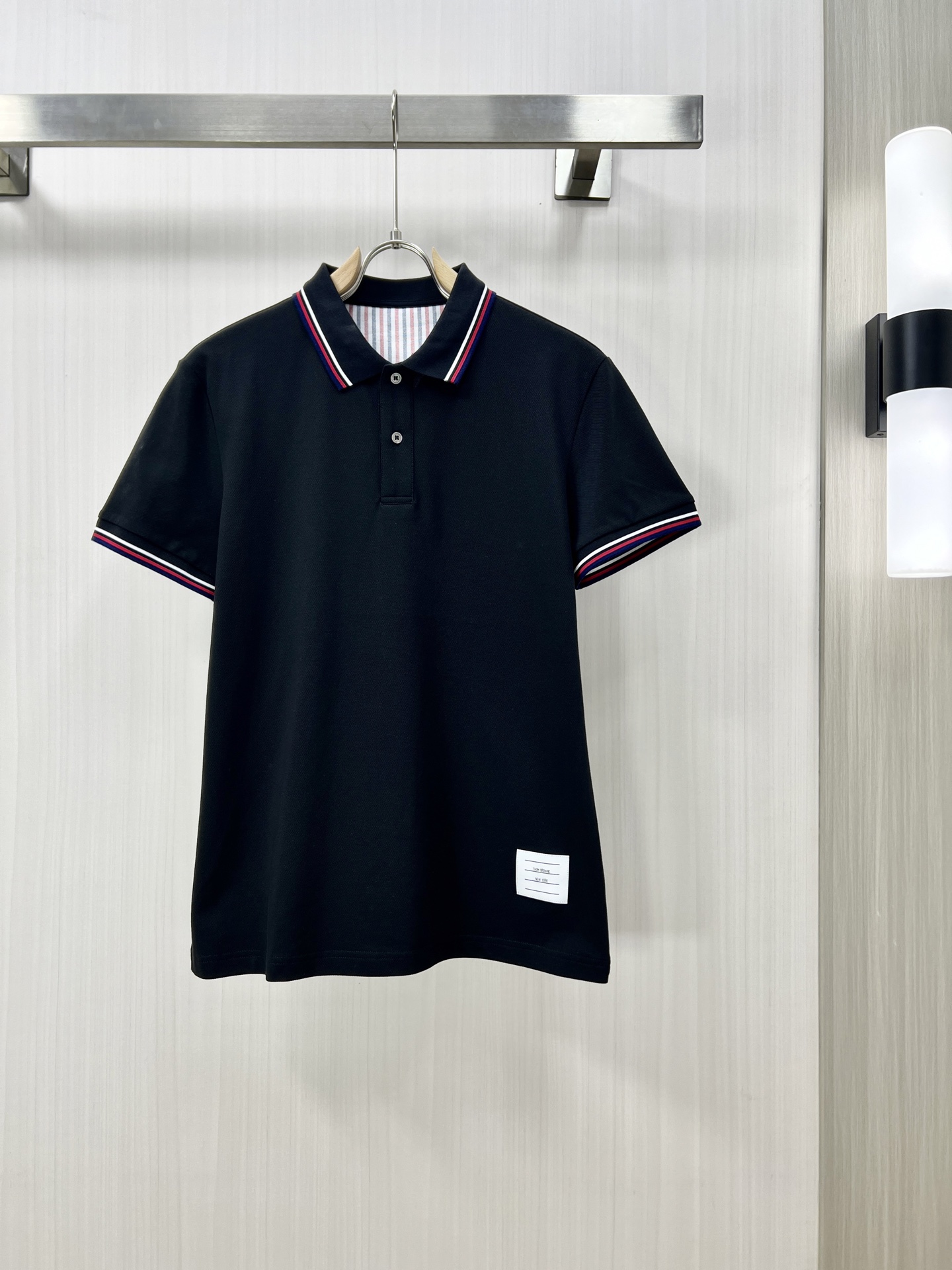 NO:155743,.TB 2025 spring and summer new men's lapel Polo shirt short-sleeved T-shirt is released simultaneously on the counter. Simple, fashionable and versatile, high-end quality, chest brand logo design, lapel specific knitted flat feet, perfect color matching, customized imported double-strand mercerized bead floor cotton fabric, comfortable to wear, breathable, high grade and very textured, fashionable and casual!  Original single production D code number M-3XL, T-shirt,tees, t-shirt,alexander wang19860909.TB 2025春夏新款男士翻领Polo衫短袖T恤 柜台同步发售 简洁时尚百搭 高端品质 胸前品牌logo设计 翻领特定针织平整收脚,完美拼色,定制进口双股丝光珠地棉面料 穿着舒适 透气 档次高很有质感 时尚又休闲！原单出品 D码数M-3XL,,T-shirt,tees，t-shirt,alexander wang,Men's clothing