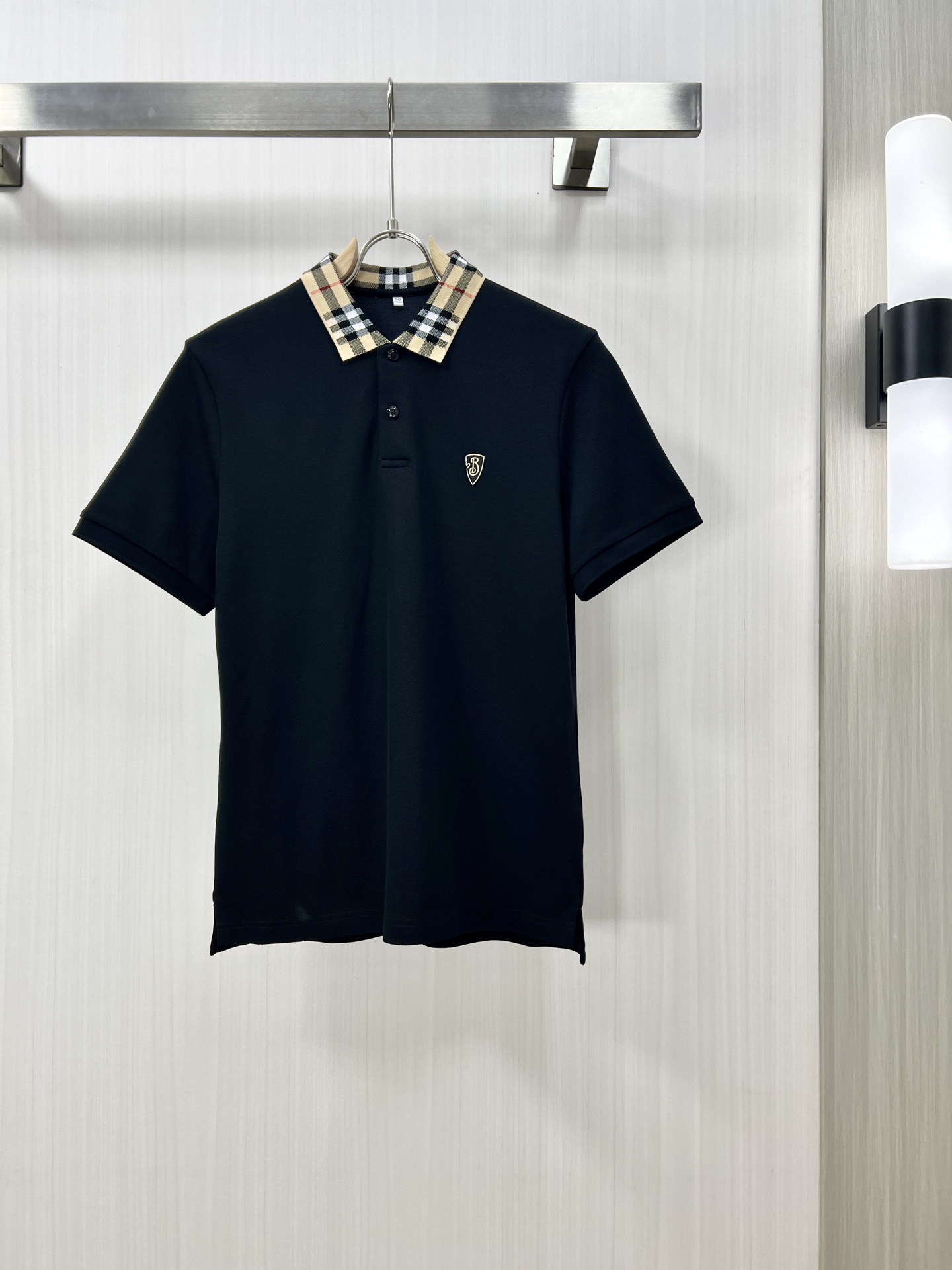 NO:155748,.BURBERRY 2025 spring and summer new men's lapel Polo shirt short-sleeved T-shirt is released simultaneously on the counter. Simple, fashionable and versatile, high-end quality, chest brand logo design, lapel specific knitted flat feet, perfect color blocking, customized imported double-strand mercerized bead floor cotton fabric, comfortable to wear, breathable, high grade and very textured, fashionable and casual!  Original single production D code number M-4XL, burberry, burberry, T-shirt, tees, t-shirt, alexander wang19860909.BURBERRY 巴宝莉 2025春夏新款男士翻领Polo衫短袖T恤 柜台同步发售 简洁时尚百搭 高端品质 胸前品牌logo设计 翻领特定针织平整收脚,完美拼色,定制进口双股丝光珠地棉面料 穿着舒适 透气 档次高很有质感 时尚又休闲！原单出品 D码数M-4XL,,burberry,burberry,T-shirt,tees，t-shirt,alexander wang,Men's clothing