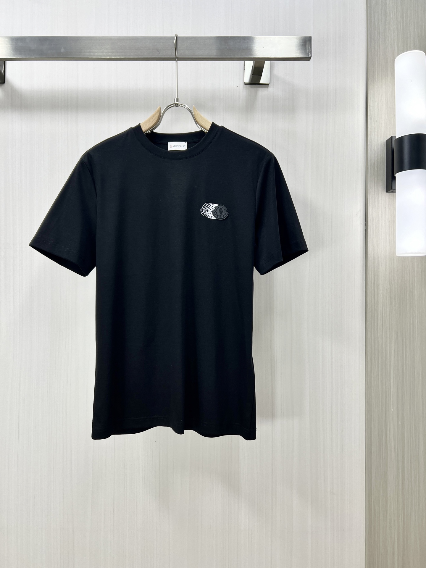 NO:155724,.MONCLER matte high-end fabric 2025 spring and summer new product is launched in the market for fashionable classic round neck short-sleeved fashion item design, more fashionable and comfortable, high-standard customization, very stylish upper body, classic LOGO pattern on the chest brand customer-supplied auxiliary materials, customer-supplied imported high-end fabric with very delicate texture, exquisite details and exquisite craftsmanship, extremely shaping item, can be matched with any fashion, super good style, a must-have item for trendy men D counter size: M-3xl Shipping the next day!  ,,christian louboutin,Moncler,T-shirt,alexander wang19860909.MONCLER 蒙口 高定面料 2025春夏新品上市时尚经典圆领短袖时尚单品设计,更加时尚舒适,高标准定制,上身非常有型,胸前品牌经典LOGO 图案 客供辅料,客供进口高档面料质感非常细腻,细节工艺精湛考究,塑造性极高的一款单品,任何时装都可以搭配,版型超级好 潮男必备单品 D专柜尺码:M-3xl 隔天出货！,,christian louboutin,Moncler,T-shirt,alexander wang,Men's clothing