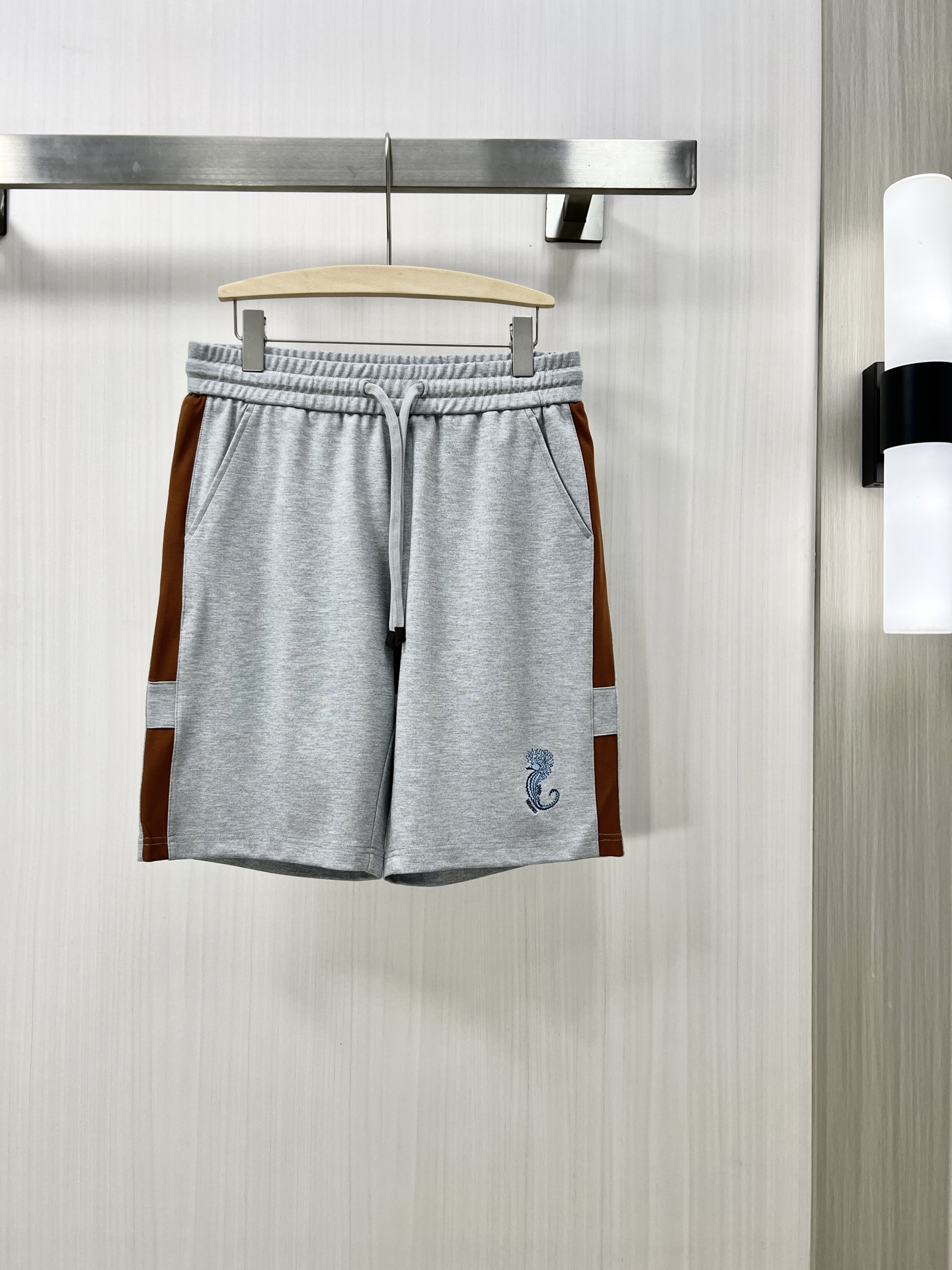 NO:152955,.HEMES Hermès exclusively for new styles, casual shorts, high-end version!  Customized fabrics for counters are breathable and comfortable, with impeccable details, and the brand element design concept reflects high quality. The feel is delicate and soft!  It is casually cut, with a great upper body style!  D code number: 48-56, hermes, shorts, alexander wang19860909.HEMES 爱马仕 独家专供新款 休闲短裤 高端版本！专柜定制面料 透气舒适度高,细节无可挑剔,品牌元素设计理念,体现高品质.手感细腻柔软！呈现休闲裁剪,上身版型超赞！D码数:48-56,,hermes,shorts,alexander wang,Men's clothing