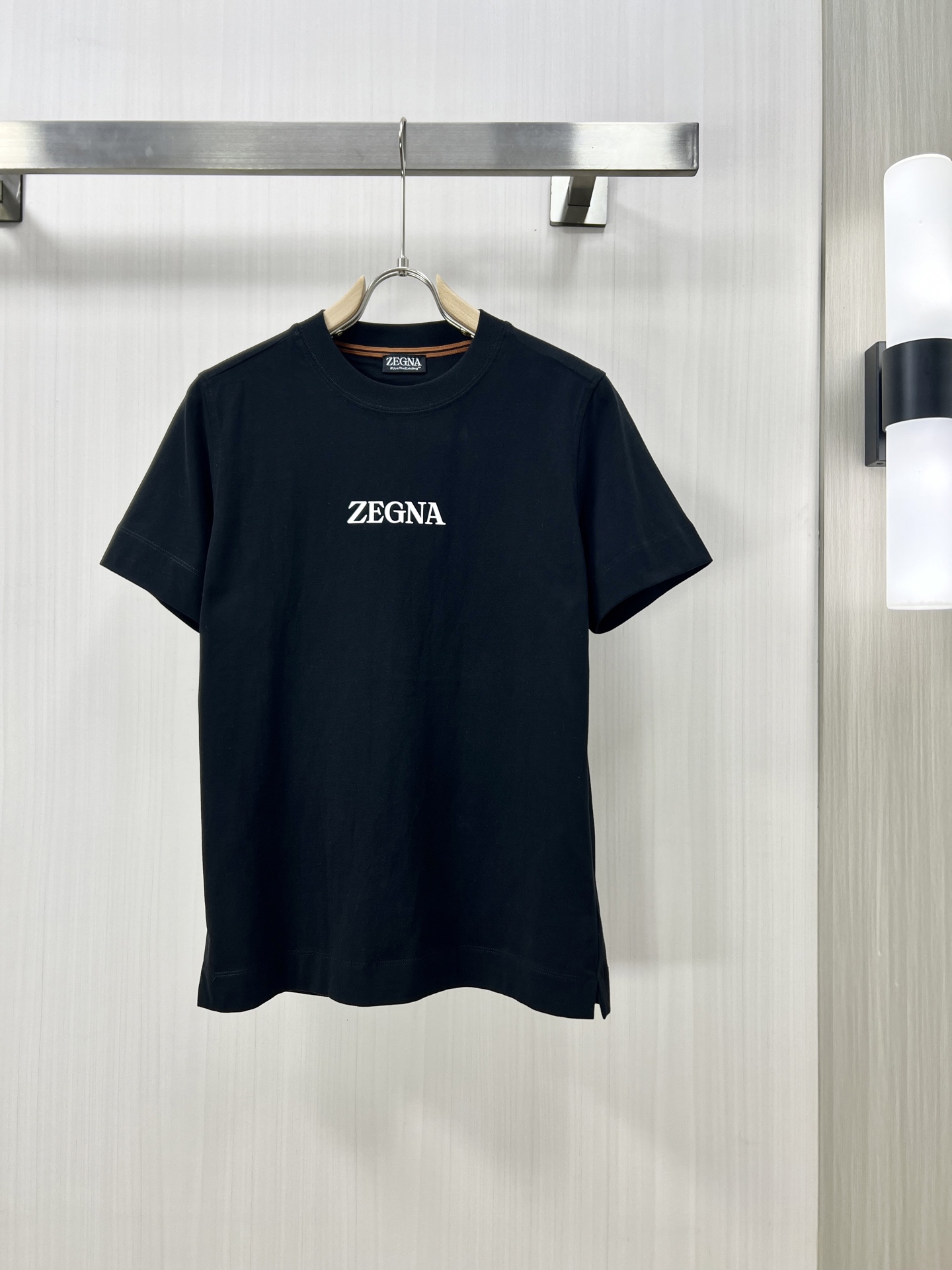 NO:155713,.ZEGNA Haute Clothing Fabric 2025 Spring and Summer New Products are available for sale in a fashionable classic round neck short-sleeved fashion item design, more fashionable and comfortable, high-standard customization, very stylish upper body, classic LOGO pattern on the chest brand customer-supplied auxiliary materials, customer-supplied imported high-end fabric with very delicate texture, exquisite details and exquisite craftsmanship, extremely shaping item, can be matched with any fashion, super good style, a must-have item for trendy men D counter size: S-2xl Shipping the next day!  ,zegna,T-shirt,alexander wang19860909.ZEGNA 杰尼亚 高定面料 2025春夏新品上市时尚经典圆领短袖时尚单品设计,更加时尚舒适,高标准定制,上身非常有型,胸前品牌经典LOGO 图案 客供辅料,客供进口高档面料质感非常细腻,细节工艺精湛考究,塑造性极高的一款单品,任何时装都可以搭配,版型超级好 潮男必备单品 D专柜尺码:S-2xl 隔天出货！,,zegna,T-shirt,alexander wang,Men's clothing