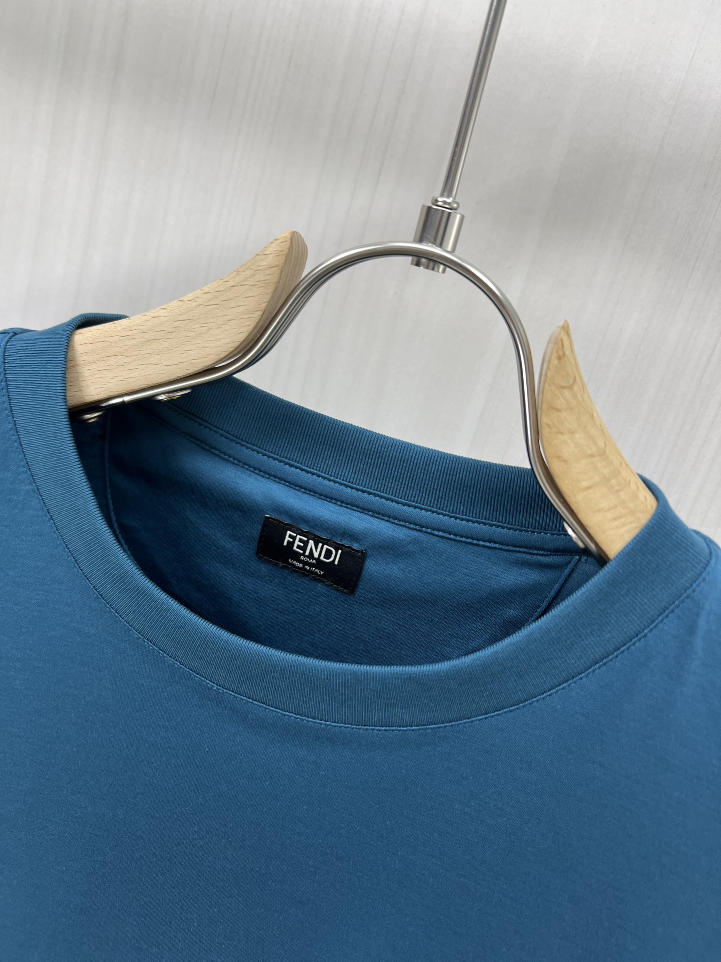 NO:155717,.FENDI Fendi high-end fabric 2025 spring and summer new products are launched in the market, fashionable classic round neck short-sleeved fashion item design, more fashionable and comfortable, high-standard customization, very stylish upper body, classic LOGO pattern on the chest brand customer-supplied auxiliary materials, customer-supplied imported high-end fabric with very delicate texture, exquisite details and exquisite craftsmanship, extremely shaping item, can be matched with any fashion, super good style, a must-have item for trendy men D counter size: M-3xl Shipping the next day!  ,fendi,fendi,T-shirt,alexander wang19860909.FENDI 芬迪 高定面料 2025春夏新品上市时尚经典圆领短袖时尚单品设计,更加时尚舒适,高标准定制,上身非常有型,胸前品牌经典LOGO 图案 客供辅料,客供进口高档面料质感非常细腻,细节工艺精湛考究,塑造性极高的一款单品,任何时装都可以搭配,版型超级好 潮男必备单品 D专柜尺码:M-3xl 隔天出货！,,fendi,fendi,T-shirt,alexander wang,Men's clothing