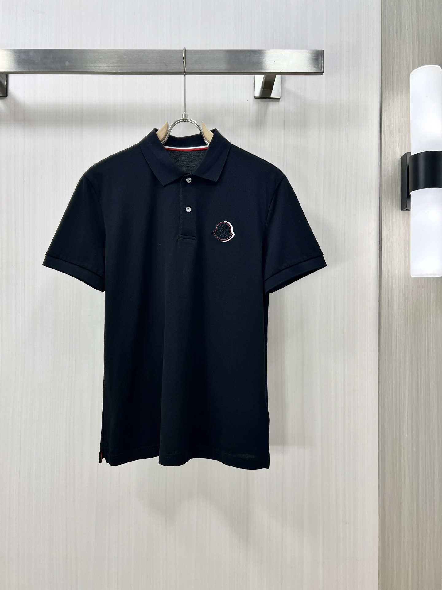 NO:155758,.MONCLER 2025 Spring and Summer New Men's Lapel Polo Shirt Short-sleeved T-shirt is released simultaneously on the counter. Simple, fashionable and versatile. High-end quality. Brand logo design on the chest. Lapel specific knitted flat feet, perfect color blocking, customized imported double-strand mercerized bead floor cotton fabric. Comfortable to wear, breathable, high grade and very textured, fashionable and casual!  Original single production D code number M-3XL, christian louboutin, Moncler, T-shirt, tees, t-shirt, alexander wang19860909.MONCLER 蒙口 2025春夏新款男士翻领Polo衫短袖T恤 柜台同步发售 简洁时尚百搭 高端品质 胸前品牌logo设计 翻领特定针织平整收脚,完美拼色,定制进口双股丝光珠地棉面料 穿着舒适 透气 档次高很有质感 时尚又休闲！原单出品 D码数M-3XL,,christian louboutin,Moncler,T-shirt,tees，t-shirt,alexander wang,Men's clothing