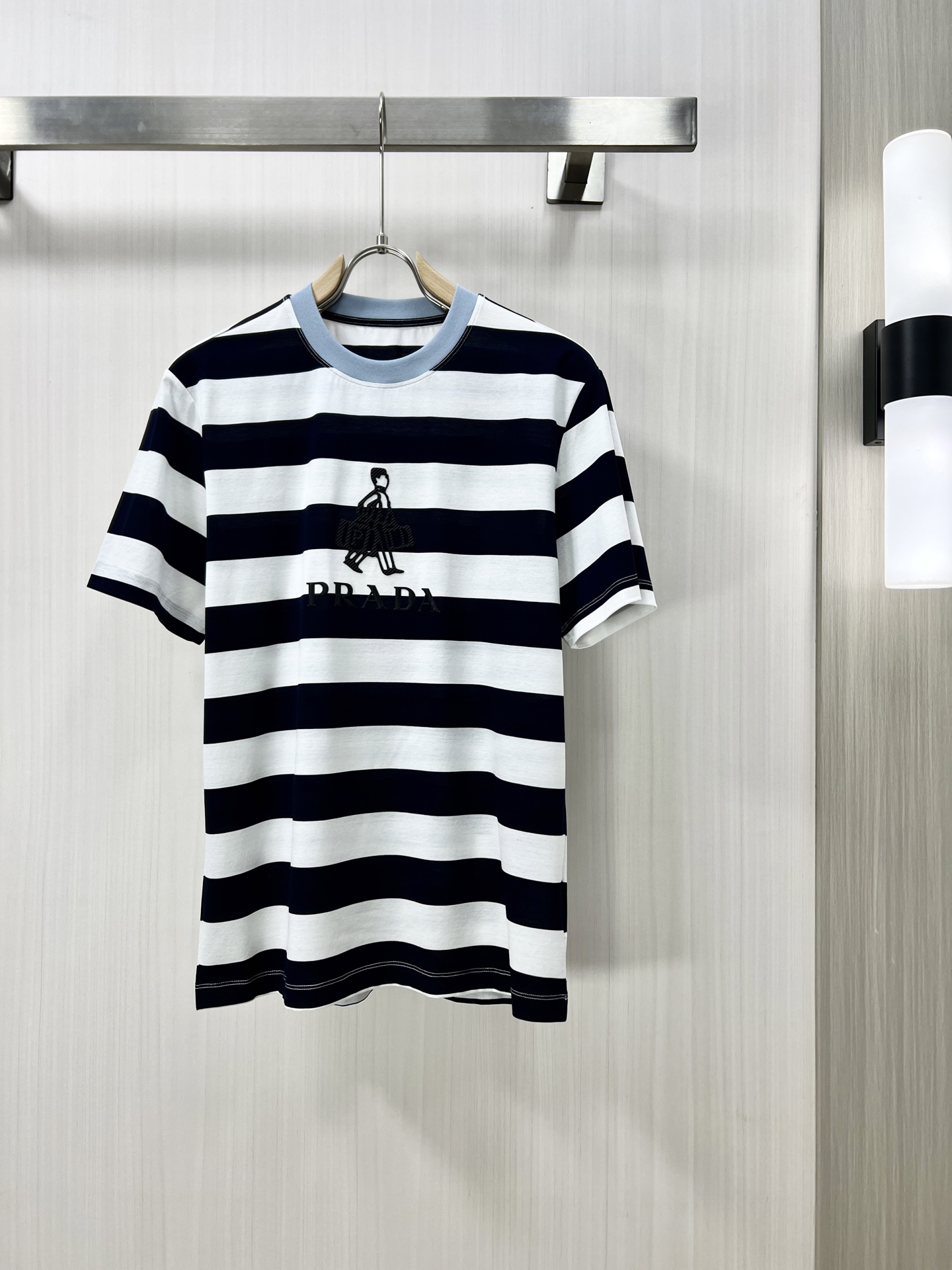 NO:155763,.PRADA Prada high-end fabric 2025 spring and summer new products are launched in the market, fashionable classic round neck short-sleeved fashion item design, more fashionable and comfortable, high-standard customization, very stylish upper body, classic LOGO pattern on the chest brand customer-supplied auxiliary materials, customer-supplied imported high-end fabric with very delicate texture, exquisite details and exquisite craftsmanship, extremely shaping item, can be matched with any fashion, super good style, a must-have item for trendy men D counter size: M-3xl Shipping the next day!  ,,prada,prada,T-shirt,alexander wang19860909.PRADA 普拉达 高定面料 2025春夏新品上市时尚经典圆领短袖时尚单品设计,更加时尚舒适,高标准定制,上身非常有型,胸前品牌经典LOGO 图案 客供辅料,客供进口高档面料质感非常细腻,细节工艺精湛考究,塑造性极高的一款单品,任何时装都可以搭配,版型超级好 潮男必备单品 D专柜尺码:M-3xl 隔天出货！,,prada,prada,T-shirt,alexander wang,Men's clothing