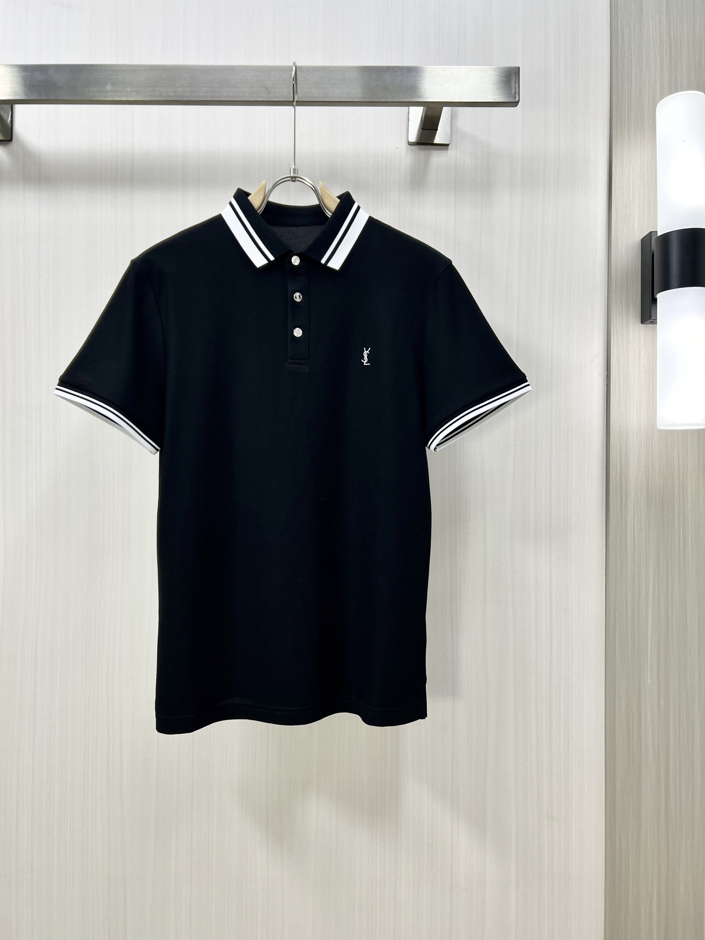 NO:155672,.YSL 2025 spring and summer new men's lapel Polo shirt short-sleeved T-shirt is released simultaneously on the counter. Simple, fashionable and versatile, high-end quality, chest brand logo design, lapel specific knitted flat feet, perfect color blocking, customized imported double-strand mercerized bead floor cotton fabric, comfortable to wear, breathable, high grade and very textured, fashionable and casual!  Original single Z code number M-4XL, saint laurent, T-shirt, tees, t-shirt, alexander wang19860909.YSL 2025春夏新款男士翻领Polo衫短袖T恤 柜台同步发售 简洁时尚百搭 高端品质 胸前品牌logo设计 翻领特定针织平整收脚,完美拼色,定制进口双股丝光珠地棉面料 穿着舒适 透气 档次高很有质感 时尚又休闲！原单出品Z码数M-4XL,,saint laurent,T-shirt,tees，t-shirt,alexander wang,Men's clothing