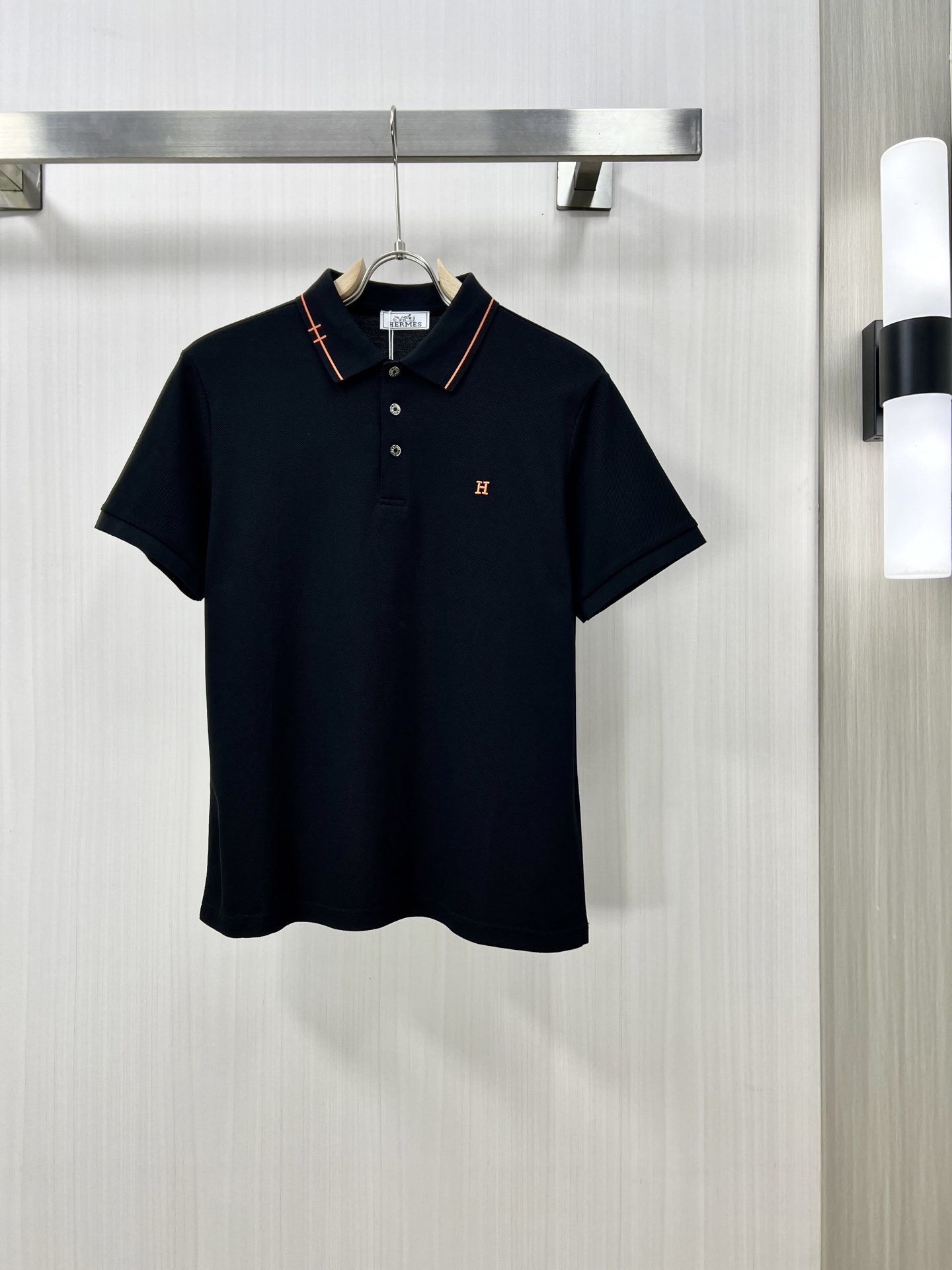 NO:155644,.HERMES Hermes 2025 spring and summer new men's lapel Polo shirt short-sleeved T-shirt is released simultaneously on the counter. Simple, fashionable and versatile, high-end quality, chest brand logo design, lapel specific knitted flat feet, perfect color blocking, customized imported double-strand mercerized bead floor cotton fabric, comfortable to wear, breathable, high grade and very textured, fashionable and casual!  Original single Z code number M-4XL, hermes, hermes, T-shirt, tees, t-shirt, alexander wang19860909.HERMES 爱马仕 2025春夏新款男士翻领Polo衫短袖T恤 柜台同步发售 简洁时尚百搭 高端品质 胸前品牌logo设计 翻领特定针织平整收脚,完美拼色,定制进口双股丝光珠地棉面料 穿着舒适 透气 档次高很有质感 时尚又休闲！原单出品Z码数M-4XL,,hermes,hermes,T-shirt,tees，t-shirt,alexander wang,Men's clothing