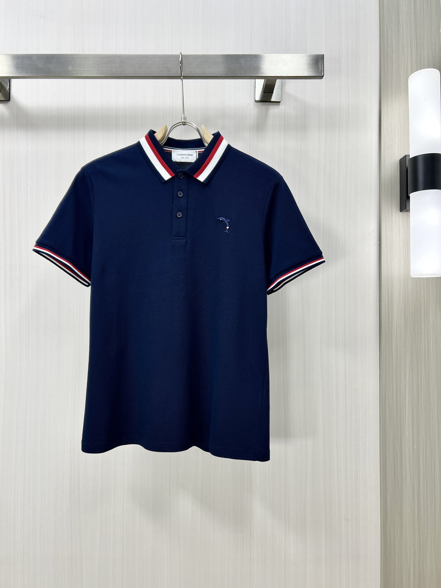 NO:155647,.TB 2025 spring and summer new men's lapel Polo shirt short-sleeved T-shirt is released simultaneously on the counter. Simple, fashionable and versatile, high-end quality, chest brand logo design, lapel specific knitted flat feet, perfect color matching, customized imported double-strand mercerized bead floor cotton fabric, comfortable to wear, breathable, high grade and very textured, fashionable and casual!  Original single Z code number M-4XL, T-shirt,tees, t-shirt,alexander wang19860909.TB 2025春夏新款男士翻领Polo衫短袖T恤 柜台同步发售 简洁时尚百搭 高端品质 胸前品牌logo设计 翻领特定针织平整收脚,完美拼色,定制进口双股丝光珠地棉面料 穿着舒适 透气 档次高很有质感 时尚又休闲！原单出品Z码数M-4XL,,T-shirt,tees，t-shirt,alexander wang,Men's clothing