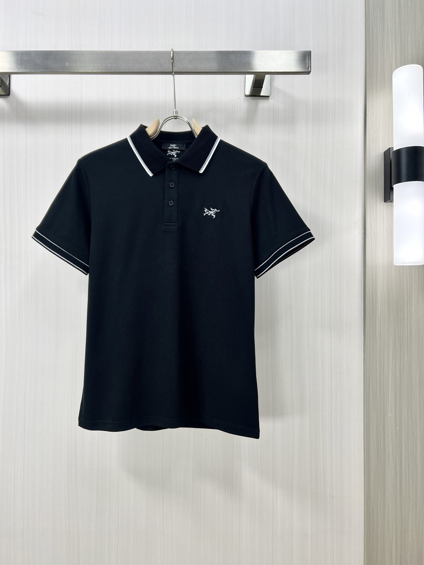 NO:155653,.Arcteryx 2025 spring and summer new men's lapel Polo shirt short-sleeved T-shirt is released simultaneously on the counter. Simple, fashionable and versatile, high-end quality, chest brand logo design, lapel specific knitted flat feet, perfect color blocking, customized imported double-strand mercerized bead floor cotton fabric, comfortable to wear, breathable, high grade and very textured, fashionable and casual!  Original single Z code number M-4XL, arc'teryx, T-shirt,tees, t-shirt,alexander wang19860909.Arcteryx 始祖鸟 2025春夏新款男士翻领Polo衫短袖T恤 柜台同步发售 简洁时尚百搭 高端品质 胸前品牌logo设计 翻领特定针织平整收脚,完美拼色,定制进口双股丝光珠地棉面料 穿着舒适 透气 档次高很有质感 时尚又休闲！原单出品Z码数M-4XL,arc'teryx,T-shirt,tees，t-shirt,alexander wang,Men's clothing