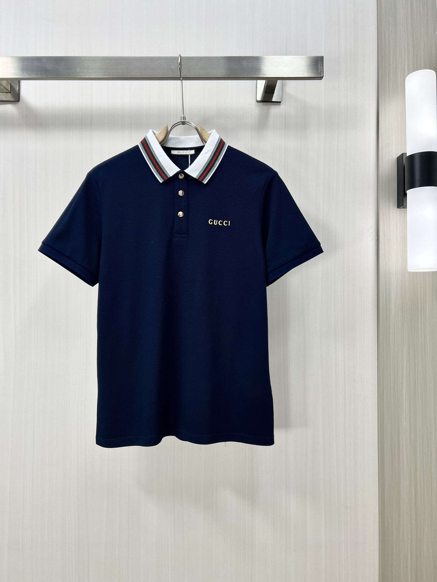 NO:155657,.GUCCI Guqi 2025 spring and summer new men's lapel Polo shirt short-sleeved T-shirt is released simultaneously on the counter. Simple, fashionable and versatile, high-end quality, chest brand logo design, lapel specific knitted flat feet, perfect color blocking, customized imported double-strand mercerized bead floor cotton fabric, comfortable to wear, breathable, high grade and very textured, fashionable and casual!  Original single Z code number M-4XL, gucci, T-shirt, tees, t-shirt, alexander wang19860909.GUCCI 古奇 2025春夏新款男士翻领Polo衫短袖T恤 柜台同步发售 简洁时尚百搭 高端品质 胸前品牌logo设计 翻领特定针织平整收脚,完美拼色,定制进口双股丝光珠地棉面料 穿着舒适 透气 档次高很有质感 时尚又休闲！原单出品Z码数M-4XL,,gucci,T-shirt,tees，t-shirt,alexander wang,Men's clothing