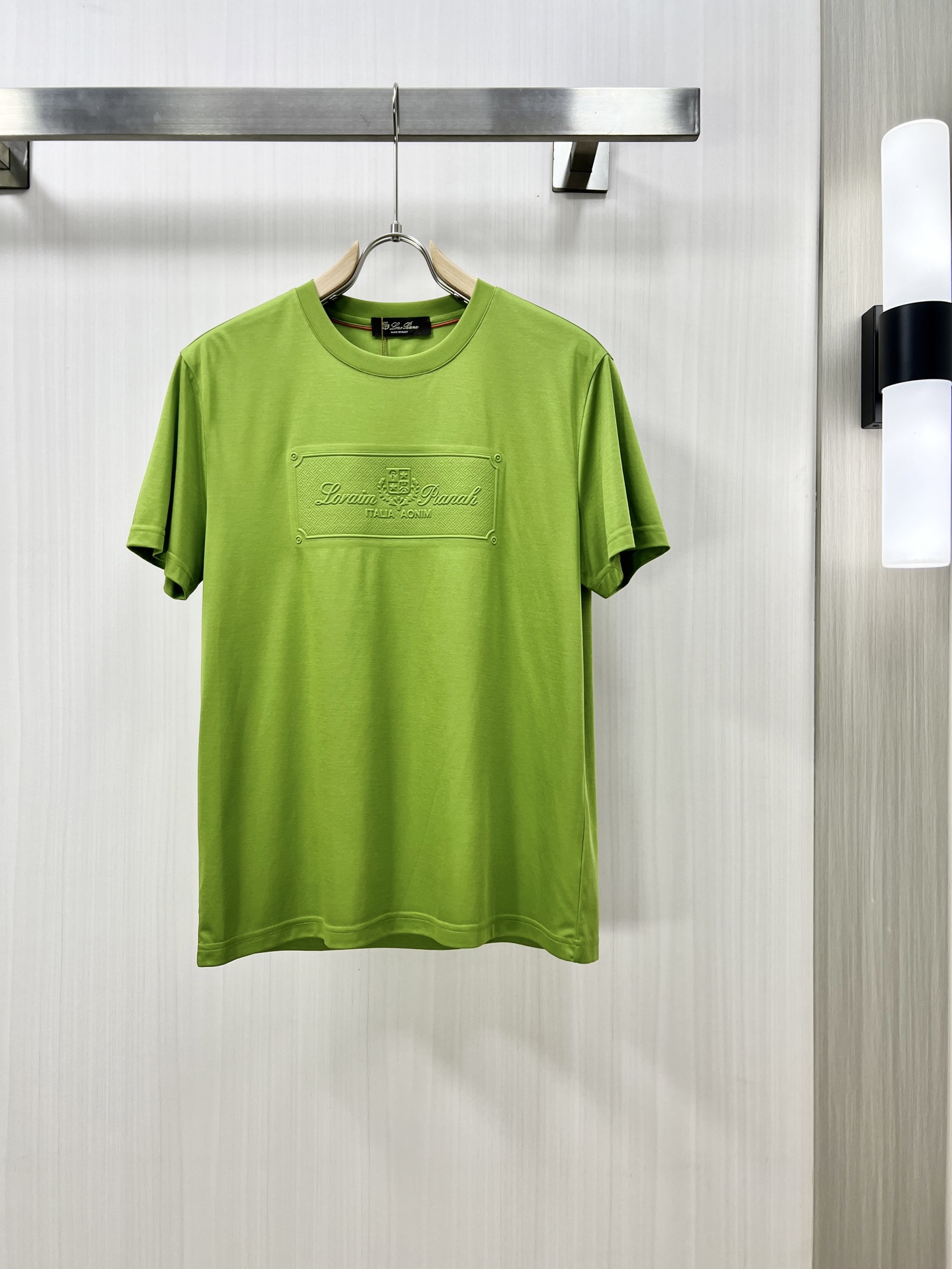 NO:155663,.LP spring and summer new men's short-sleeved T-shirt round neck, a newly upgraded versatile basic style, low-key and luxurious, and a choice of character!  Made of imported fabrics, it has good moisture absorption, comfortable and breathable, enjoys a light and relaxed and comfortable wearing experience, with super vertical performance. It has a strong sense of art and the iconic logo letter pattern design, with meticulous craftsmanship and high recognition, showing the new brand culture!  Classic perfect design, precise and in-depth cutting. Simple and atmospheric style, and can show fashionable charm in daily leisure life. Production of T original single size 48-56, loro piano, T-shirt, tees, t-shirt, alexander wang19860909.LP 春夏新款男士短袖T恤圆领,全新升级百搭基础款,低调奢华,品格之选！甄选进口面料打造而成,吸湿性好,舒适透气,享受轻薄轻松自在的穿着体验,有着超强的垂直性能 艺术感极强标志性logo字母图案设计,工艺细致,辨识度极高,展现全新品牌文化！经典完美版型设计,在裁剪上精准到位.简约大气风格,又能在日常休闲生活中展现时尚魅力. T原单出品 尺码48-56,,loro piana,T-shirt,tees，t-shirt,alexander wang,Men's clothing