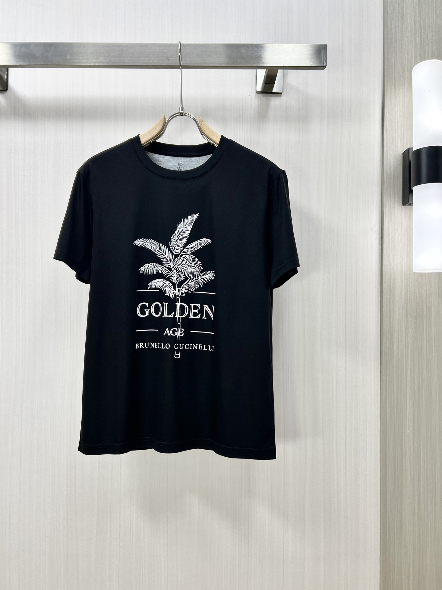 NO:155666,.BC 2025 spring and summer new men's short-sleeved T-shirt round neck, a newly upgraded versatile basic style, low-key and luxurious, and a choice of character!  Made of imported fabrics, it has good moisture absorption, comfortable and breathable, enjoys a light and relaxed and comfortable wearing experience, with super vertical performance. It has a strong sense of art and the iconic logo letter pattern design, with meticulous craftsmanship and high recognition, showing the new brand culture!  Classic perfect layout design, precise and in place for cutting. Simple and atmospheric style, and can show fashionable charm in daily leisure life. Production by T original single size 48-56, T-shirt,tees, t-shirt,alexander wang19860909.BC 2025春夏新款男士短袖T恤圆领,全新升级百搭基础款,低调奢华,品格之选！甄选进口面料打造而成,吸湿性好,舒适透气,享受轻薄轻松自在的穿着体验,有着超强的垂直性能 艺术感极强标志性logo字母图案设计,工艺细致,辨识度极高,展现全新品牌文化！经典完美版型设计,在裁剪上精准到位.简约大气风格,又能在日常休闲生活中展现时尚魅力. T原单出品 尺码48-56,,T-shirt,tees，t-shirt,alexander wang,Men's clothing