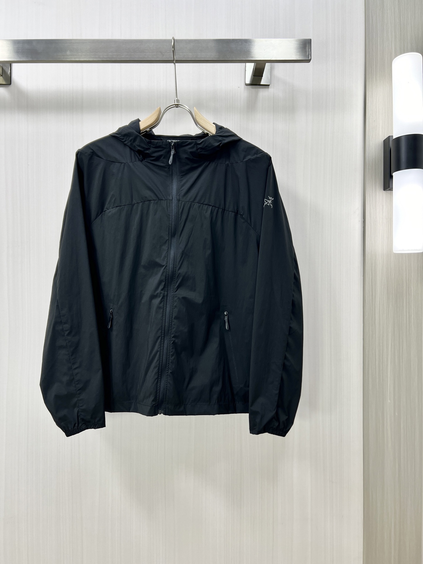 NO:159773,.ARCTERYX Ultra-light polyester fabric Professional-grade new technology fabric soft and comfortable upper body windproof rainproof sun protection style fashionable and stylish. Waterproof and pressure glue zipper pockets on both sides of the body. Drawstrings are drawn ropes at the hat and hem. Custom hardware engraved with brand logo with felt embroidered logo on the sleeves. Highlight quality in details. Versatile and practical. YB must-have for men and women. Number of sizes M-3XL, arc'teryx,hats,alexander wang19860909.ARCTERYX 始祖鸟 超轻薄的聚酯纤维面料专业级别的的新科技型面料上身柔软舒适防风防雨防晒款式时尚有型 衣身两侧有防水压胶拉链口袋 帽子及下摆处有抽绳设计定制五金件刻有品牌Logo衣袖上有毛毡刺绣徽标 在细节中凸显品质 百搭又实穿 YB男女必备款 码数M-3XL,arc'teryx,hats,alexander wang,Men's clothing