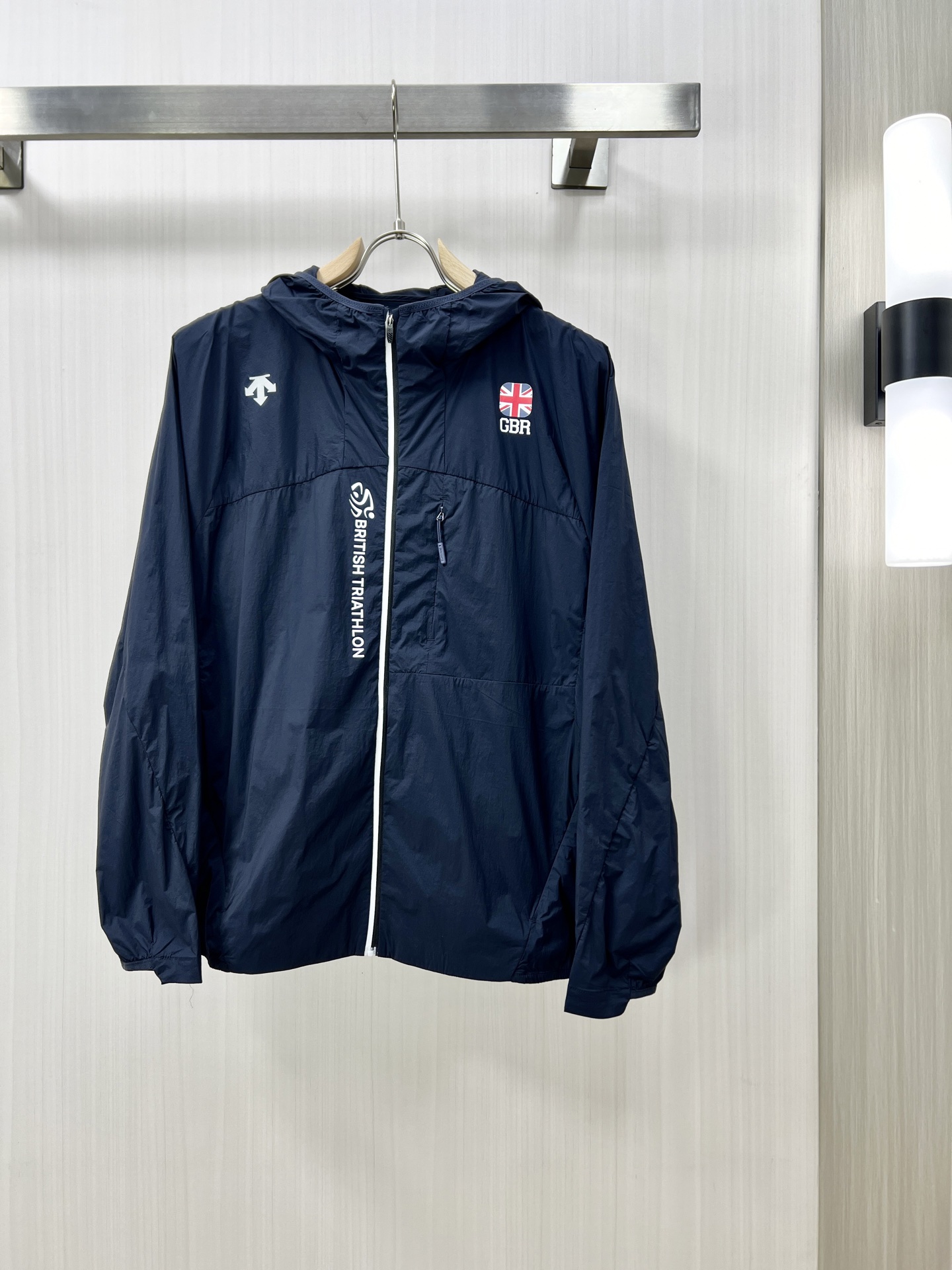 NO:159775,.DESCENT Ultra-light and thin polyester fabric Professional-grade new technology fabrics, soft, comfortable upper body, windproof, rainproof, sun protection, fashionable and stylish, waterproof, pressure glue zipper pockets on both sides of the body, drawstrings at the hat and hem, custom hardware engraved with brand logo, felt embroidered logo on the sleeves, highlighting quality in details, versatile and practical, YB must-have for men and women, size M-3XL,,hats,alexander wang19860909.DESCENT 迪桑特 超轻薄的聚酯纤维面料专业级别的的新科技型面料上身柔软舒适防风防雨防晒款式时尚有型 衣身两侧有防水压胶拉链口袋 帽子及下摆处有抽绳设计定制五金件刻有品牌Logo衣袖上有毛毡刺绣徽标 在细节中凸显品质 百搭又实穿 YB男女必备款 码数M-3XL,,hats,alexander wang,Men's clothing