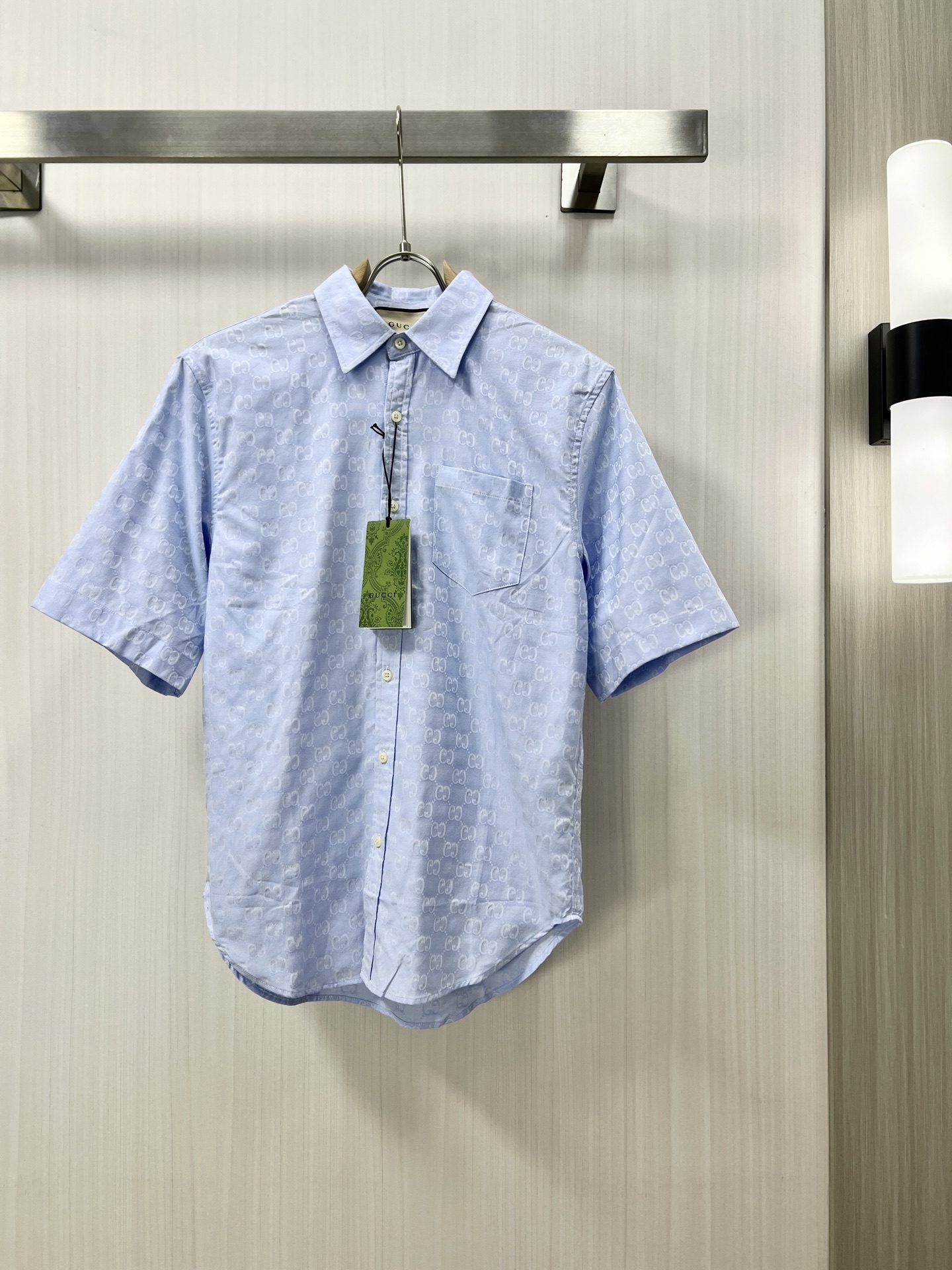 NO:159769,.GUCCI double G jacquard full print denim short-sleeved shirt, classic lapel design, simple and elegant. The body is covered with iconic double G prints, highlighting the brand style. It has chest pockets and pockets on both sides, both practicality and aesthetics. The overall wiring is straight and delicate, the fabric is comfortable and soft, and the color is consistent and there is no color difference. It can be matched with the same style to create a fashionable look, control various occasions, customize auxiliary materials, complete three standards, and the same style for men and women!  YB size S-2XL, gucci,shirts,T-shirt,alexander wang19860909.GUCCI 双G提花满印牛仔短袖衬衫,经典翻领设计,简约大方.衣身布满标志性双G印花,彰显品牌格调.设有胸前口袋与两侧口袋,兼具实用性与美观性.整体走线平直细腻,面料舒适柔软,颜色一致无色差 能与同款搭配营造时尚造型,驾驭各种场合,定制辅料,三标齐全,男女同款！YB尺码S-2XL,,gucci,shirts,T-shirt,alexander wang,Men's clothing