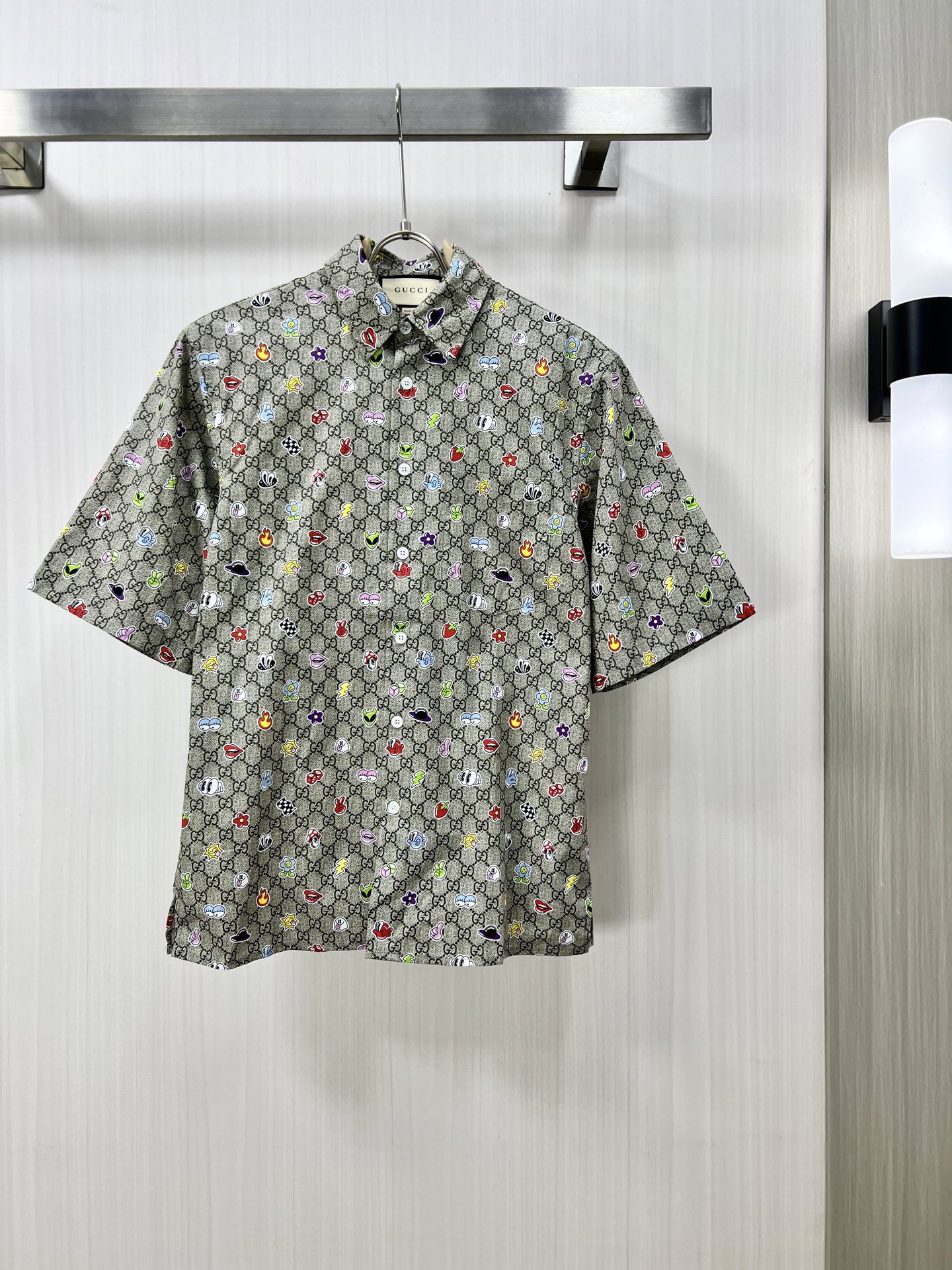 NO:159770,.GUCCI New Spring and Summer Printed Cotton Poplin Short-Sleeve Shirt. Creative design by London artist and illustrator Hattie Stewart adds vitality and playfulness to the brand collection. Under her unique design style, Guc logos and colorful elements collide with new ideas, blending printing, patches and embroidery to create new ideas. These agile patterns draw on the essence of art, design and fashion, and are determined to break the conventional style and add the finishing touch to a variety of ready-to-wear and accessories. Mini stickers GG printed beige and ebony cotton poplin Art work is created by Hattie Stewart. Tip-collared button front YB same style for men and women!  SIZE:XS-XL, gucci,shirts,T-shirt,alexander wang19860909.GUCCI 古奇 春夏新款饰印花棉府绸短袖衬衫. 伦敦艺术家兼插画师Hattie Stewart的创意设计,为品牌系列添注盎然活力和俏皮之感.在她个性张扬的设计风格下,Guc标识与缤纷趣致元素碰撞生辉,融入印花、贴饰和刺绣焕发新意.这些灵动图案汲取艺术、设计与时尚之精髓,锐意打破常规风格,为多款成衣和配饰添上点睛之笔. 迷你贴纸GG印花米色和乌木色棉府绸 艺术作品由Hattie Stewart创作 尖领 纽扣前襟 YB男女同款！ SIZE:XS-XL,,gucci,shirts,T-shirt,alexander wang,Men's clothing