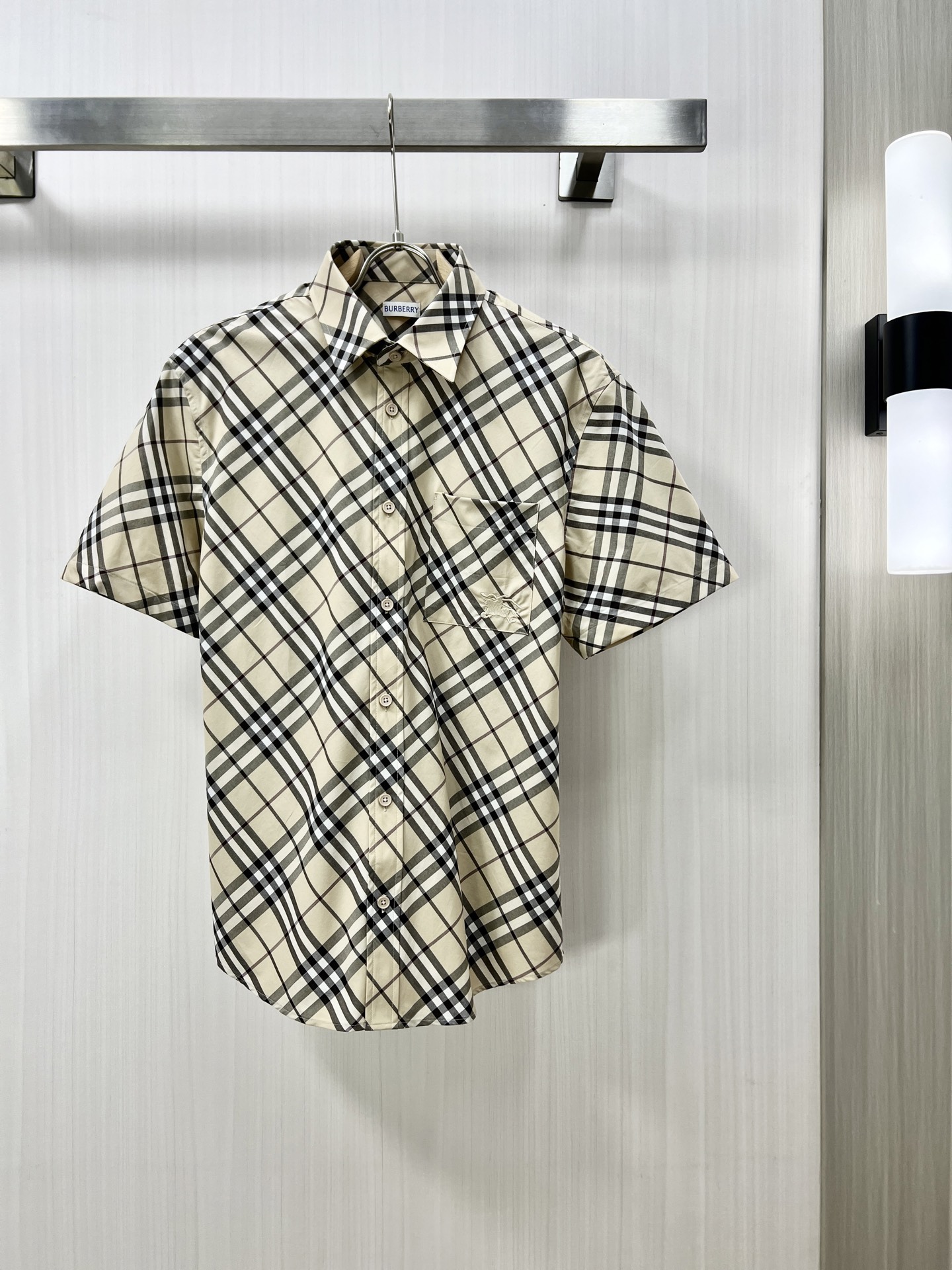 NO:159771,.Burberry Burberry, the latest summer products in 2025, available at the same time, original singles, fashionable and casual short-sleeved shirts, imported original fabrics, comfortable and breathable upper body, top-grade embroidery craft letter pattern decorative logo, extremely high grade, comfortable and versatile, YB is very handsome, S-XL, burberry, burberry, shirts, T-shirt, alexander wang19860909.Burberry 巴宝莉,2025夏季最新品,同步有售,原单狠货,时尚休闲短袖衬衫,进口原版面料,上身舒适透气,顶级刺绣工艺字母图案装饰logo,档次极高,舒适百搭,YB上身帅气十足,码数S-XL,,burberry,burberry,shirts,T-shirt,alexander wang,Men's clothing