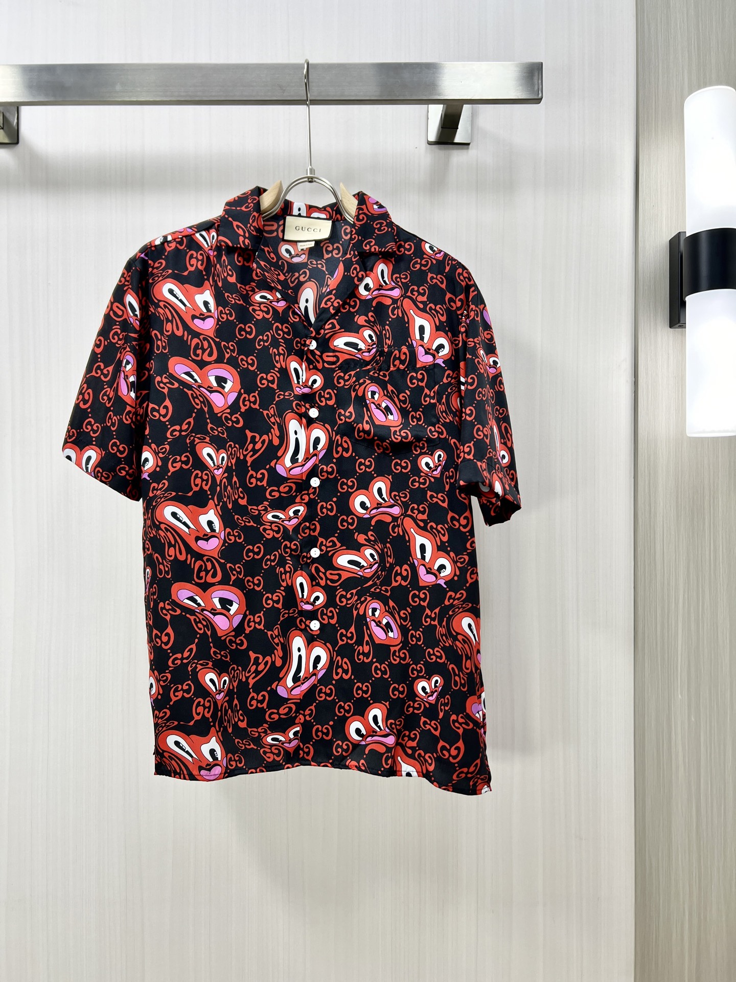 NO:159772,.GUCCI double G jacquard full print denim short-sleeved shirt, classic lapel design, simple and elegant. The body is covered with iconic double G prints, highlighting the brand style. It has chest pockets and pockets on both sides, both practicality and aesthetics. The overall wiring is straight and delicate, the fabric is comfortable and soft, and the color is consistent and no color difference. It can be matched with the same style to create a fashionable look, control various occasions, customize auxiliary materials, complete three standards, and the same style for men and women!  YB size XS-XL, gucci,shirts,T-shirt,alexander wang19860909.GUCCI 双G提花满印牛仔短袖衬衫,经典翻领设计,简约大方.衣身布满标志性双G印花,彰显品牌格调.设有胸前口袋与两侧口袋,兼具实用性与美观性.整体走线平直细腻,面料舒适柔软,颜色一致无色差 能与同款搭配营造时尚造型,驾驭各种场合,定制辅料,三标齐全,男女同款！YB尺码XS-XL,,gucci,shirts,T-shirt,alexander wang,Men's clothing