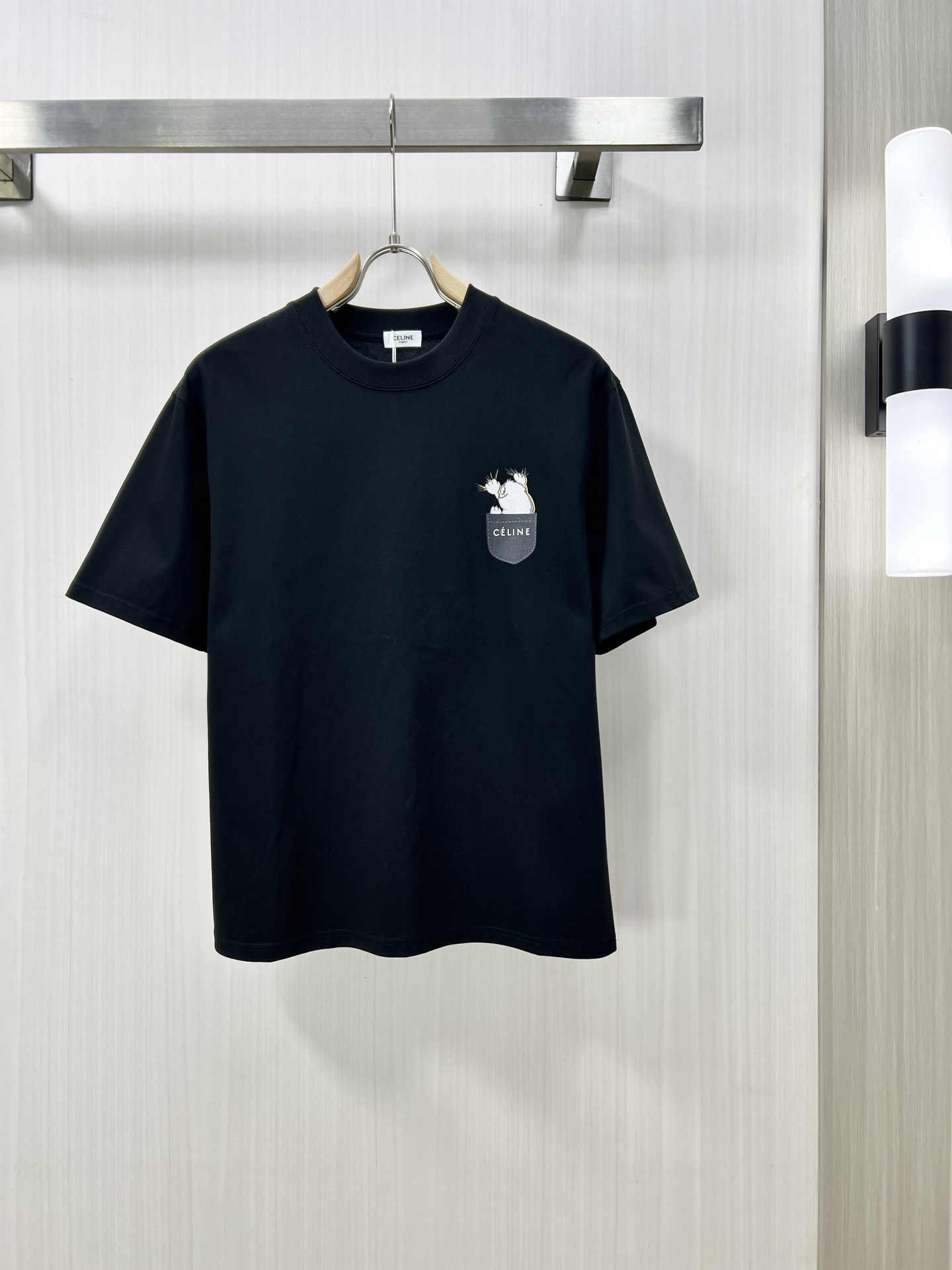 NO:159757,.CELINE 2025 spring and summer new style first-time counter latest short-sleeved round-neck T-shirt, high-end customization, avant-garde and fashionable design!  Brand logo heavy craft design, high-end customized mercerated long cotton fabric, soft feel, comfortable to wear, exquisite counter-level car line, fine workmanship, invincible and handsome upper body effect!  A must-have item for handsome men!  Original single production of F code number M-3XL, celine, T-shirt,tees, t-shirt,alexander wang19860909.CELINE 2025春夏新款首发专柜最新款短袖圆领T恤 高端订制 设计前卫时尚！品牌logo重工艺设计 高端定制丝光长绒棉面料.手感柔软.穿着舒适.专柜级别精致车线.做工精细.上身效果无敌帅气！型男必备单品！ F原单出品 码数M-3XL,,celine,T-shirt,tees，t-shirt,alexander wang,Men's clothing