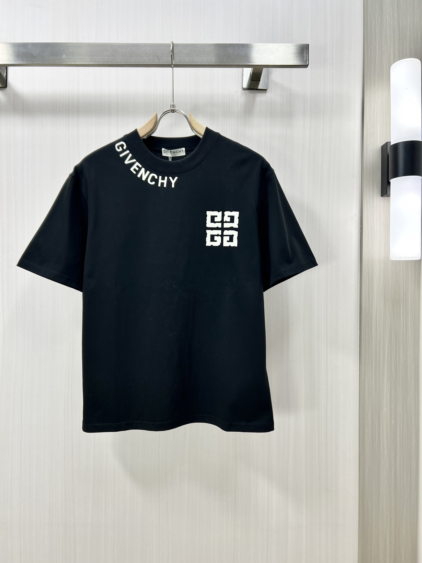 NO:159763,.GIVENCHY 2025 spring and summer new style first-time counter latest short-sleeved round-neck T-shirt, high-end customization, avant-garde and fashionable design!  Brand logo heavy craft design, high-end customized mercerated long cotton fabric, soft feel, comfortable to wear, exquisite counter-level car line, fine workmanship, invincible and handsome upper body effect!  A must-have item for handsome men!  Original single production of F code number M-3XL, given , given , given , given , T-shirt, tees, t-shirt, alexander wang19860909.GIVENCHY 纪梵希 2025春夏新款首发专柜最新款短袖圆领T恤 高端订制 设计前卫时尚！品牌logo重工艺设计 高端定制丝光长绒棉面料.手感柔软.穿着舒适.专柜级别精致车线.做工精细.上身效果无敌帅气！型男必备单品！ F原单出品 码数M-3XL,,givenchy,givenchy,T-shirt,tees，t-shirt,alexander wang,Men's clothing