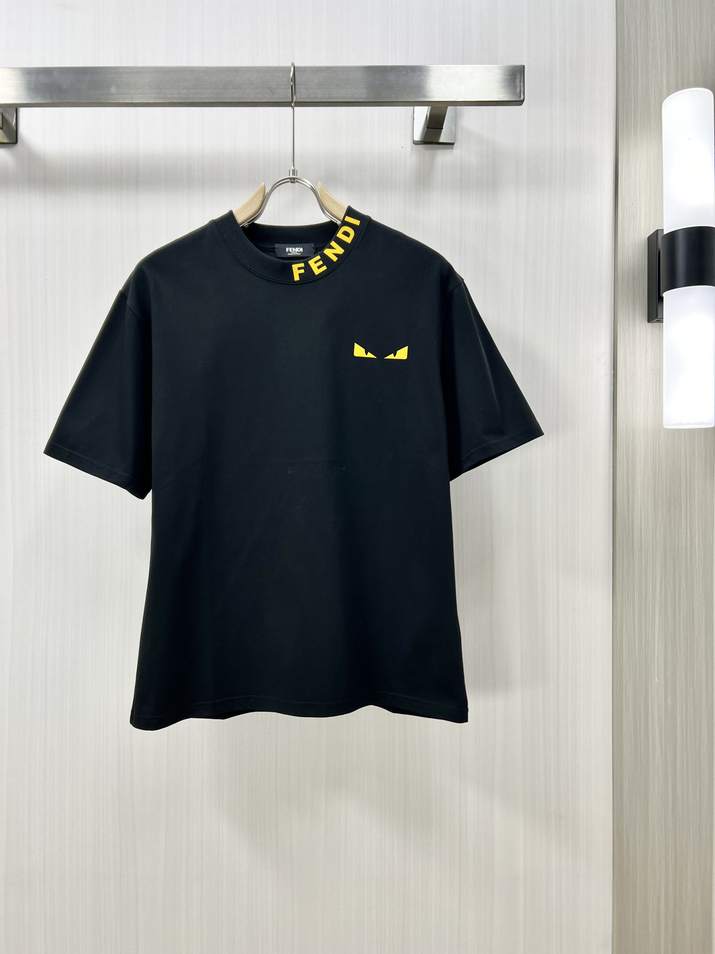 NO:159765,.FENDI FENDI 2025 spring and summer new first-time counter latest short-sleeved round-neck T-shirt, high-end customization, avant-garde and fashionable design!  Brand logo heavy craft design, high-end customized mercerated long cotton fabric, soft feel, comfortable to wear, exquisite counter-level car line, fine workmanship, invincible and handsome upper body effect!  A must-have item for handsome men!  Original single production of F code number M-3XL, fendi, fendi, T-shirt, tees, t-shirt, alexander wang19860909.FENDI 芬迪 2025春夏新款首发专柜最新款短袖圆领T恤 高端订制 设计前卫时尚！品牌logo重工艺设计 高端定制丝光长绒棉面料.手感柔软.穿着舒适.专柜级别精致车线.做工精细.上身效果无敌帅气！型男必备单品！ F原单出品 码数M-3XL,,fendi,fendi,T-shirt,tees，t-shirt,alexander wang,Men's clothing