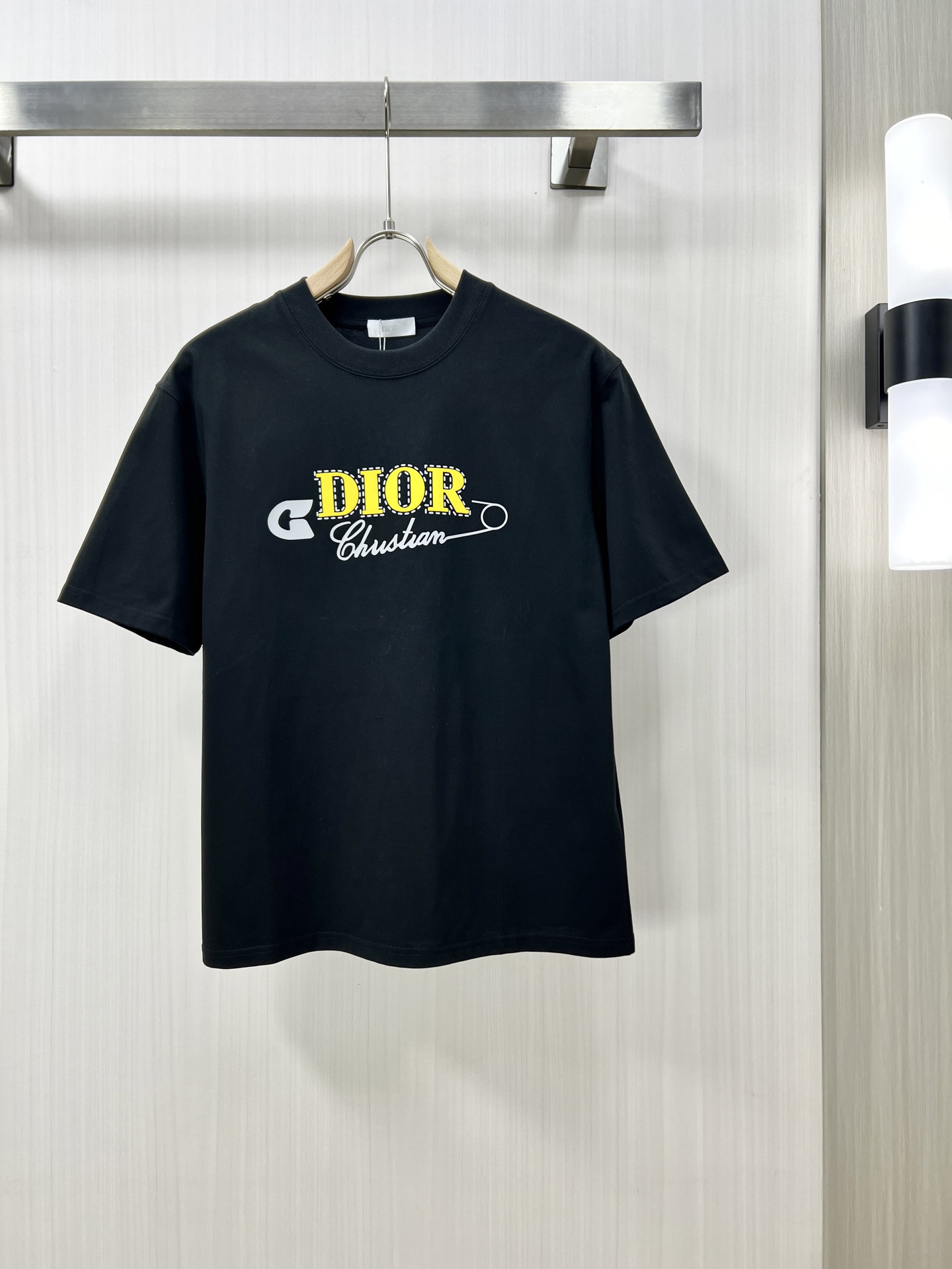 NO:159767,.DIOR 2025 spring and summer new style first-time counter latest short-sleeved round-neck T-shirt, high-end customization, avant-garde and fashionable design!  Brand logo heavy craft design, high-end customized mercerated long cotton fabric, soft feel, comfortable to wear, exquisite counter-level car line, fine workmanship, invincible and handsome upper body effect!  A must-have item for handsome men!  Original single production of F code number M-3XL, dior, dior, T-shirt,tees, t-shirt,alexander wang19860909.DIOR 迪奥 2025春夏新款首发专柜最新款短袖圆领T恤 高端订制 设计前卫时尚！品牌logo重工艺设计 高端定制丝光长绒棉面料.手感柔软.穿着舒适.专柜级别精致车线.做工精细.上身效果无敌帅气！型男必备单品！ F原单出品 码数M-3XL,,dior,dior,T-shirt,tees，t-shirt,alexander wang,Men's clothing