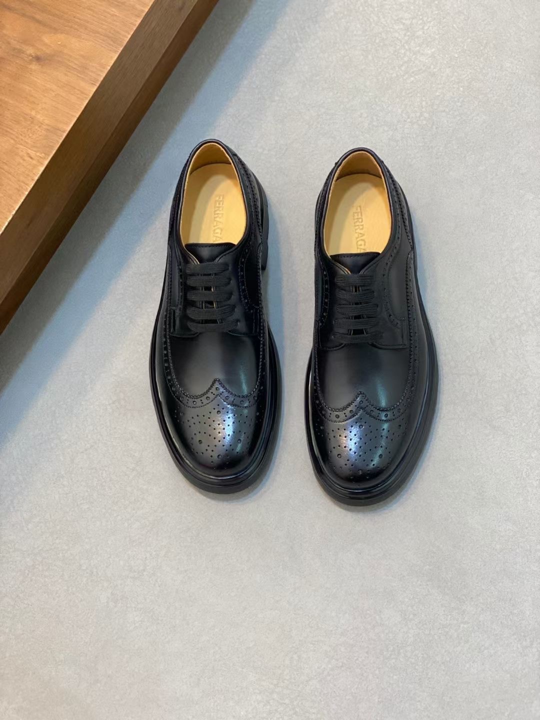 NO:272733,FERRACAMO Top Purchase Philippine Street Fried Street God Heightening Sole Leather Shoes Series Counter is available at the same time for sale in the original configuration, imported Italian original cowhide fabric, classic layout, gentlemanly and generous, imported water dyed beef, original soles are specially supplied with original soles, super comfortable, original order goods, yellow high quality, can enter and exit the counter at will, welcome to compare the counter synchronization, number 38-44 (can be ordered 45),, ferragamo, ferragamo, cowhide19860909FERRACAMO 菲拉格慕 顶级代购 菲 炸街男神增高套脚底皮鞋系列专柜同步发售原厂配置,意大利进口原版牛皮面料,经典版面绅士大方,进口水染牛里 ,鞋底原厂特供原版底超级舒适,原厂跟单货 黄高品质,可随意进出专柜,欢迎对比专柜同步,码数 38-44（可订45）,,ferragamo,ferragamo,cowhide,Men's shoes