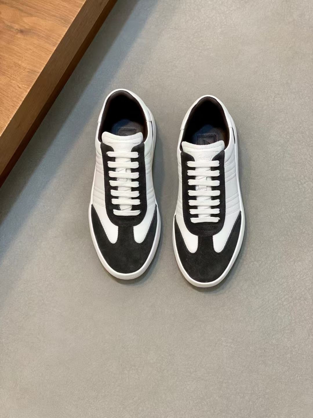 NO:276400,Brion* — Brioni Official website synchronized men's sneakers. Mixed material running shoes. Integrated design Brion* sewing label. Combined Napa leather side straps and brand classic legion stripes. This running shoes are hand-crafted in Italy. Lightweight combination soft sole creates elegant and extraordinary shape. Size 38-44 (45. Custom made), Sneakers19860909Brion* — 布里奥尼 官网同步男士运动鞋.混合材质跑步鞋 一体式设计Brion* 缝纫标签.融合纳帕皮侧饰带和品牌经典军团条纹.这款跑步鞋在意大利手工精制而成.轻质组合软底 打造高雅不凡造型 码数38-44（45.定做）,,sneakers,Men's shoes