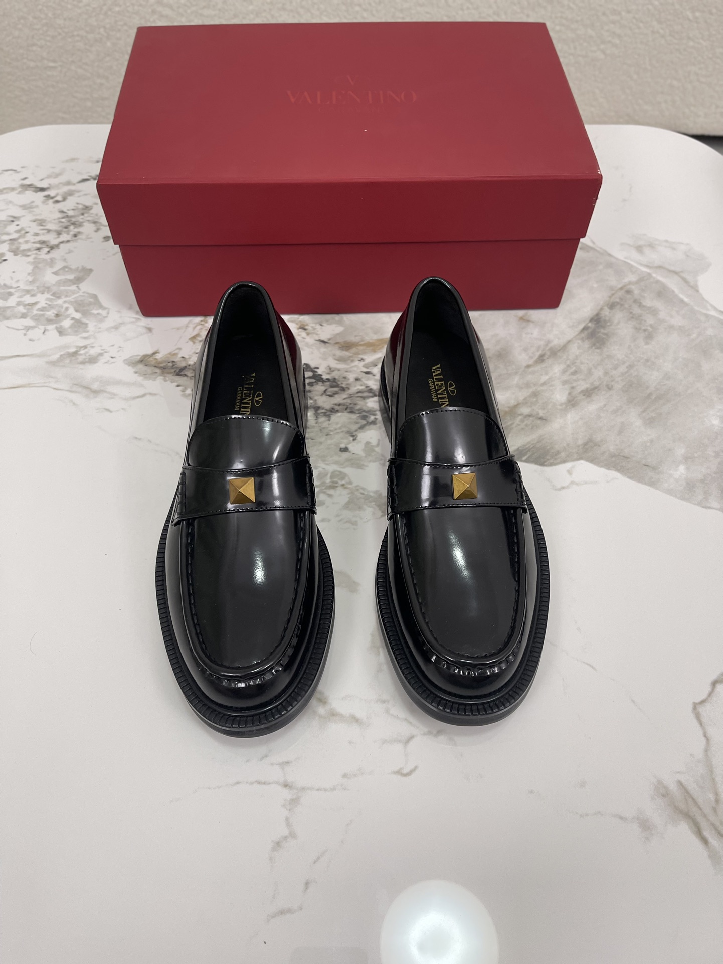 NO:352517,【Valentino】Top Size: 38-44 (.45 customized) VVALENTINO new men's loafers, brand logo decoration design. Fashionable and casual leather shoes, this loafer uses imported cowhide upper, inner colored calfskin calfskin insole, soft, comfortable and breathable on the upper, and complete packaging with the original box!  visible details and qualities., valentino, valentino, loafers, cowhide19860909【Valentino】顶级Size:38-44(.45定制） VVALENTINO华伦天奴新款男士乐福鞋,品牌logo装饰设计.时尚休闲皮鞋,这款乐福鞋采用进口牛皮鞋面,内里本染小牛皮 小牛皮鞋垫 上脚柔软舒适透气 配原盒全套包装！看得见的细节和品质.,,valentino,valentino,loafers,cowhide,Men's shoes