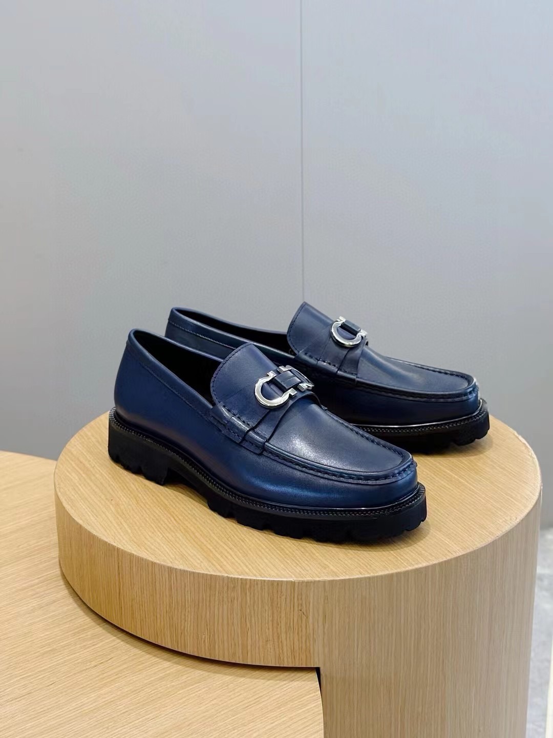 Ferragamo Mocassins en Cuir Bleu pour Hommes avec Boucle Gancini