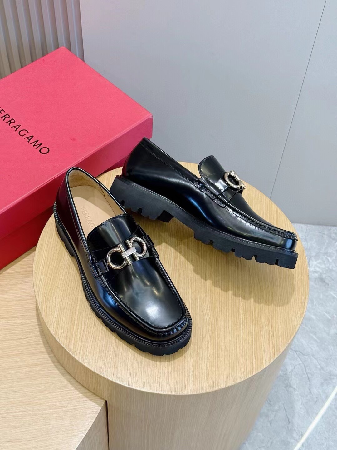 Ferragamo Men's Black Leather Loafers with Metal Buckle - Stylish and Comfortable 8 i1747586372 1626 0
