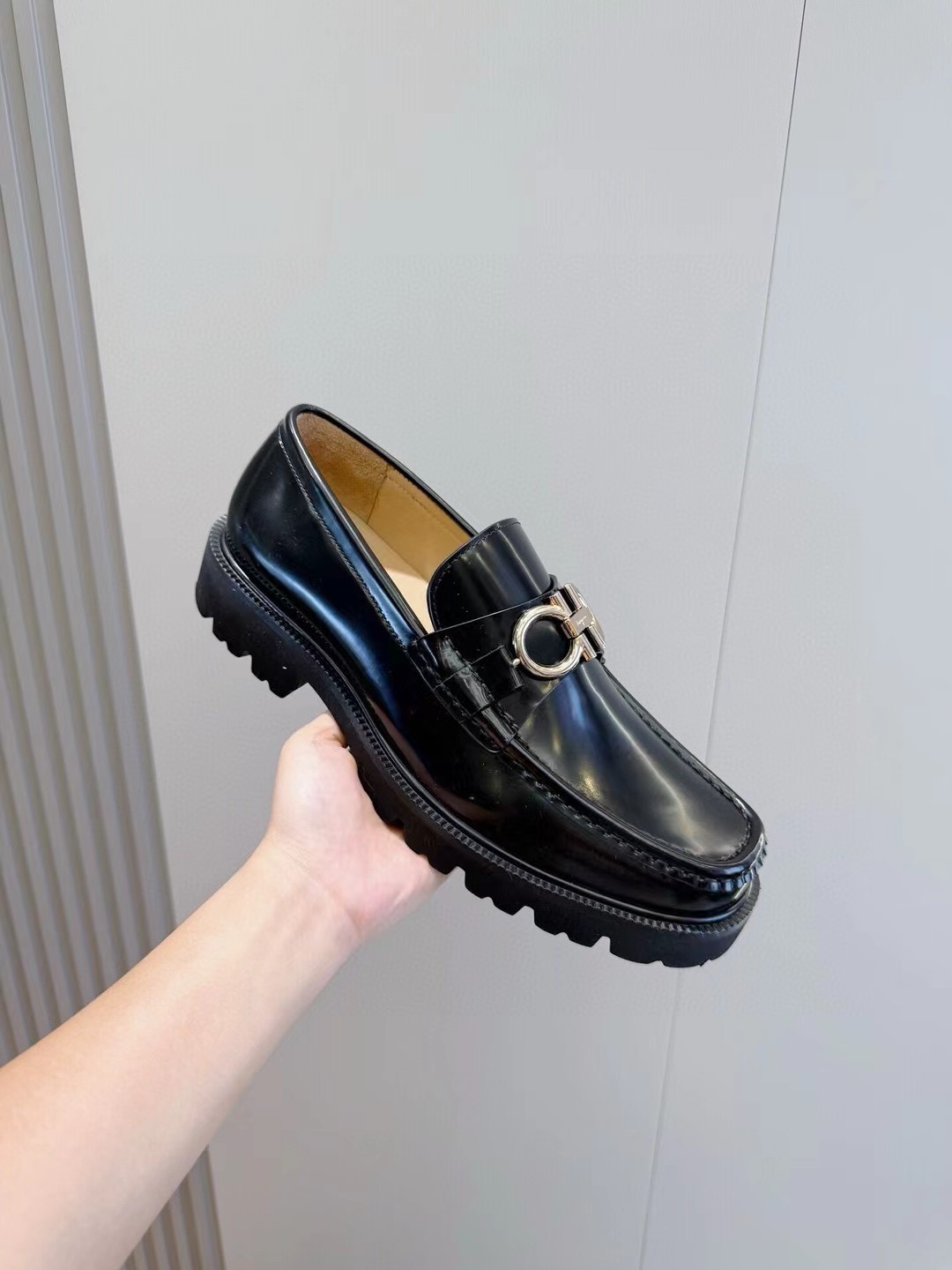 Ferragamo Men's Black Leather Loafers with Metal Buckle - Stylish and Comfortable 6 i1747586372 2107 3