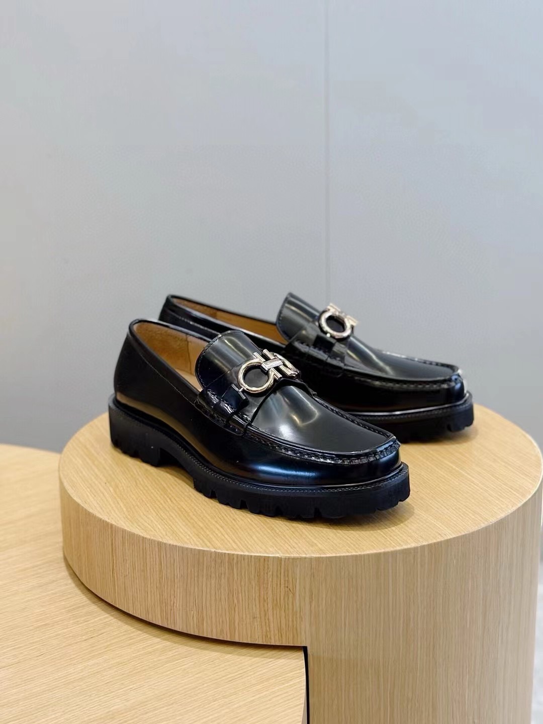 Ferragamo Men's Black Leather Loafers with Metal Buckle - Stylish and Comfortable 4 i1747586372 2581 7