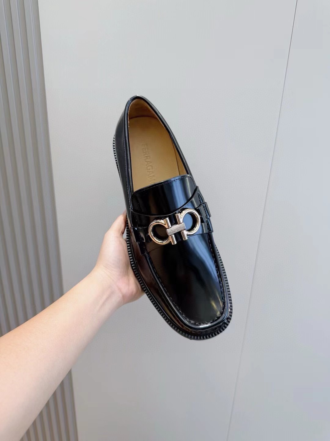 Ferragamo Men's Black Leather Loafers with Metal Buckle - Stylish and Comfortable 5 i1747586372 5459 8
